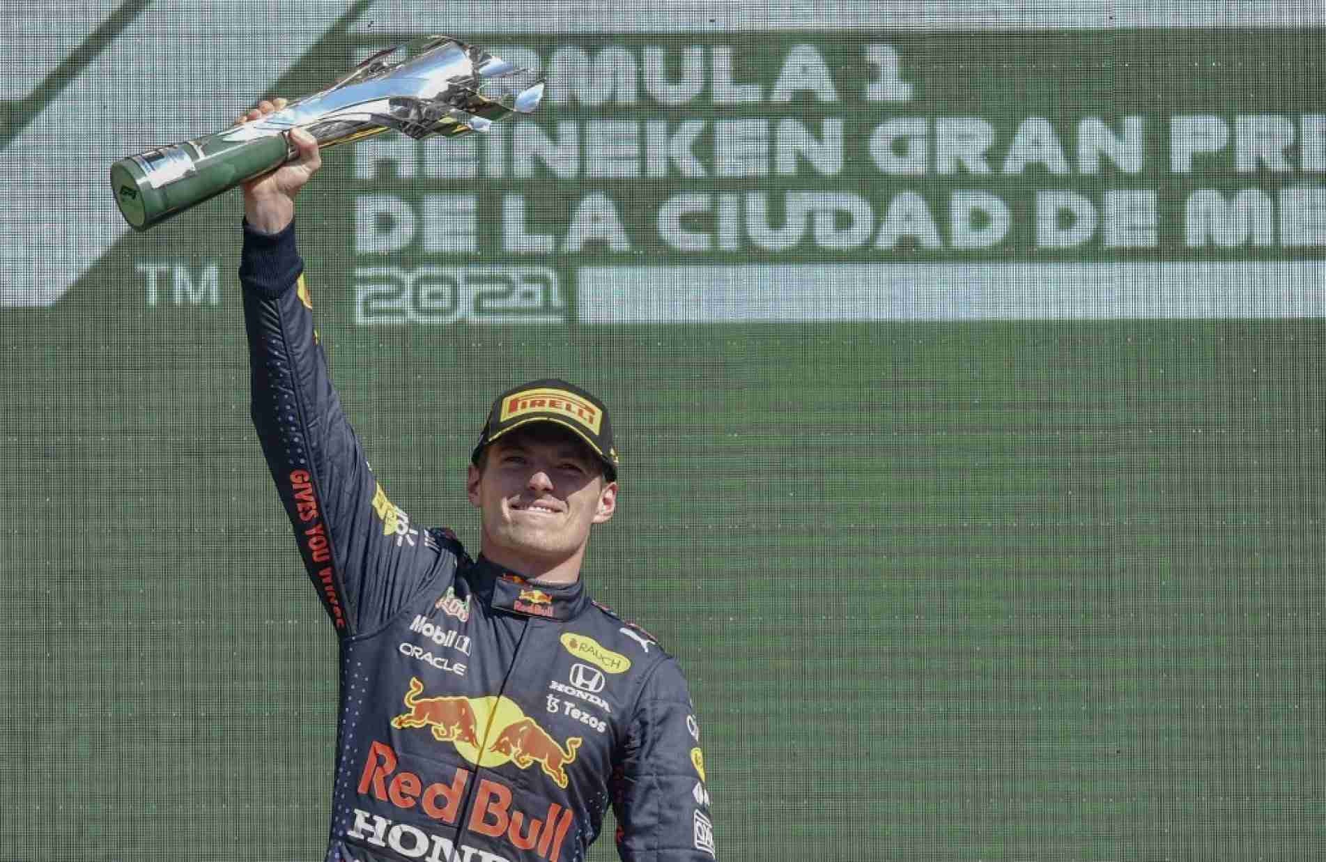 O piloto da Red Bull, Max Verstappen, comemora no pódio após vencer o GP da Cidade do México