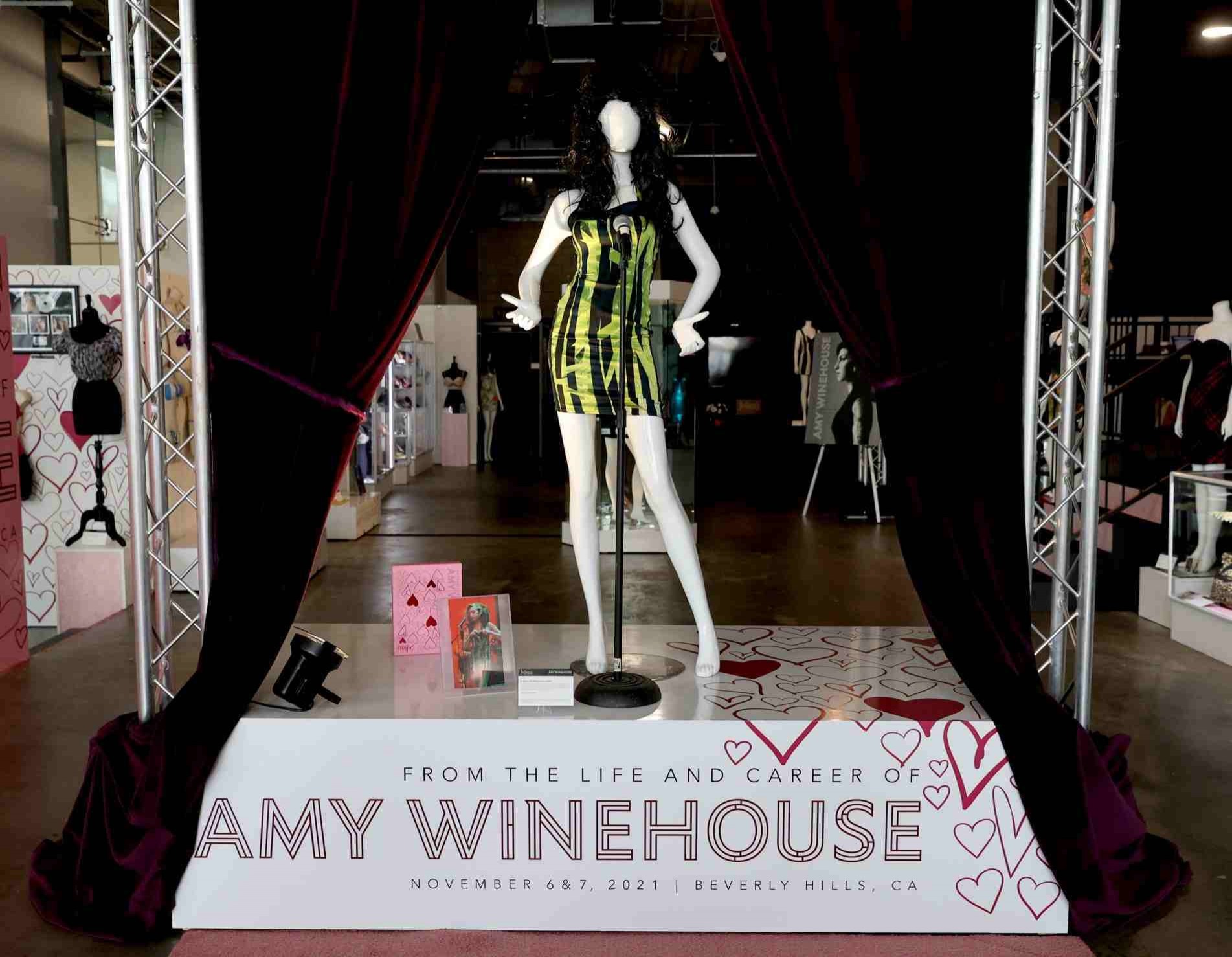 O vestido foi a principal peça de uma coleção de 800 objetos pessoais de Amy Winehouse