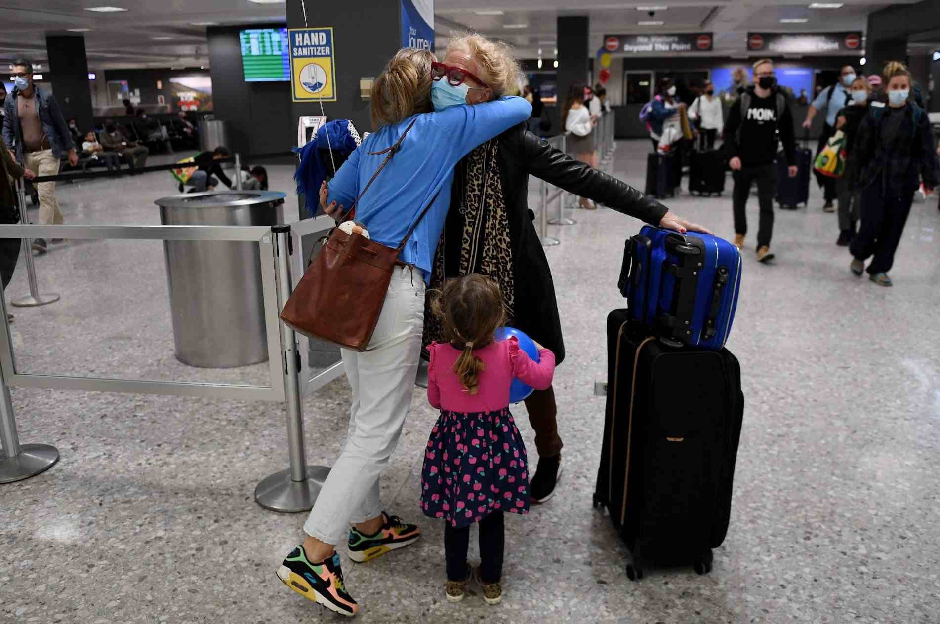 Familiares que há muito não se viam voltaram a se reencontrar ontem nos aeroportos americanos.