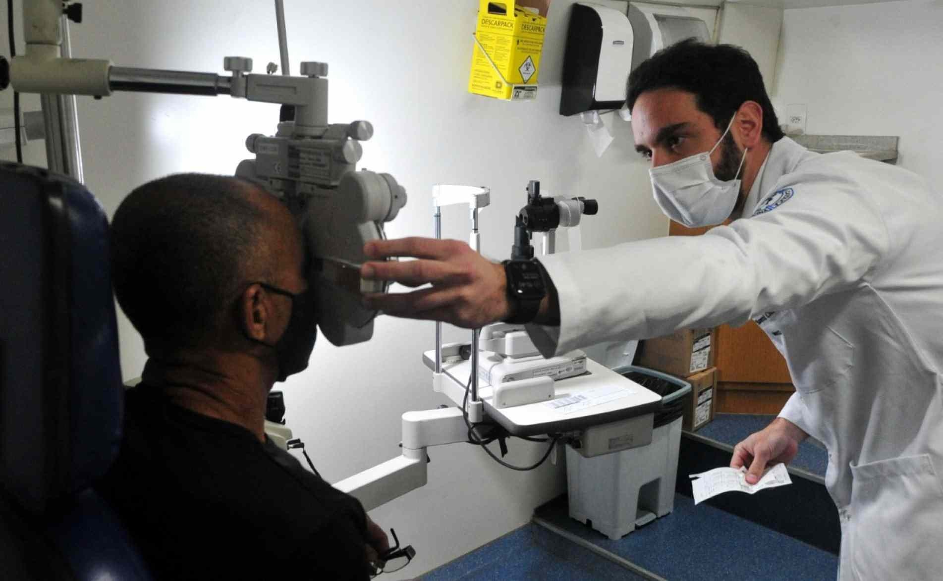 Adilson dos Santos esperava pela consulta oftalmológica desde o início da pandemia.