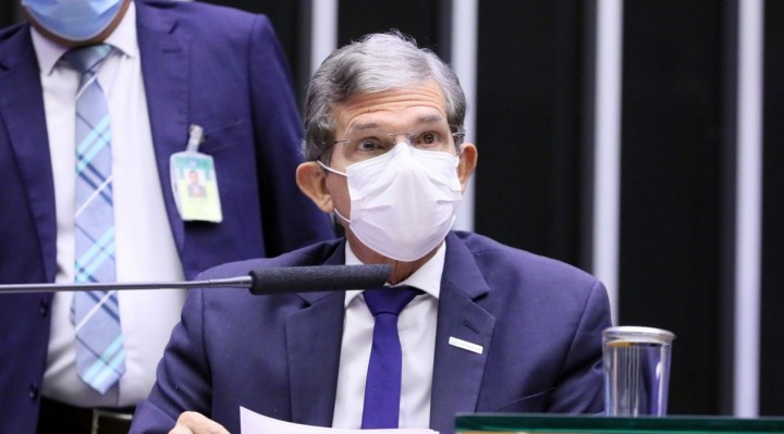 O presidente da Petrobras, Joaquim Silva e Luna, deverá explicar ao Senado a política de preços dos combustíveis
