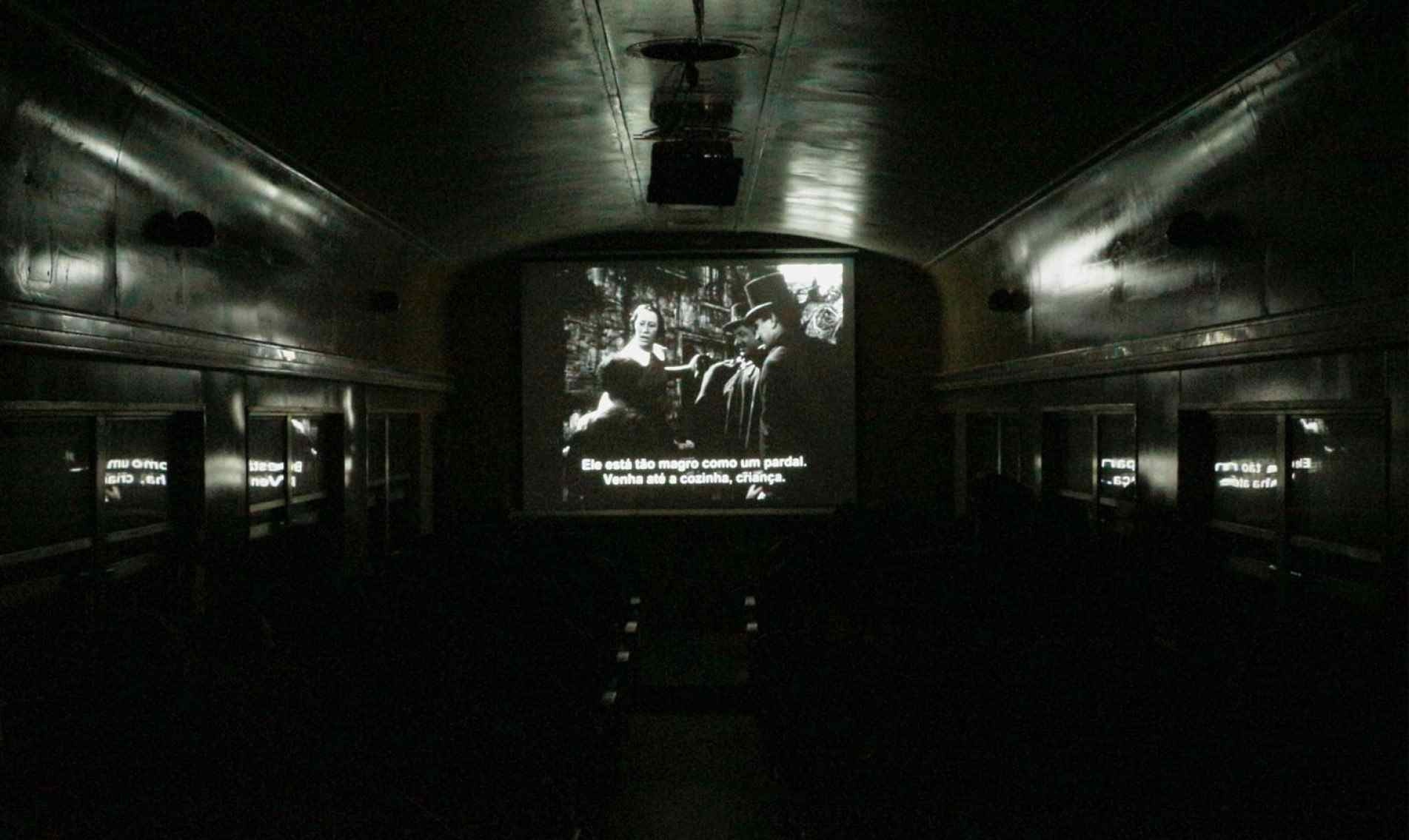 Projeto estava suspenso desde 2020. Exibição do filme acontece dentro de um vagão de trem restaurado.