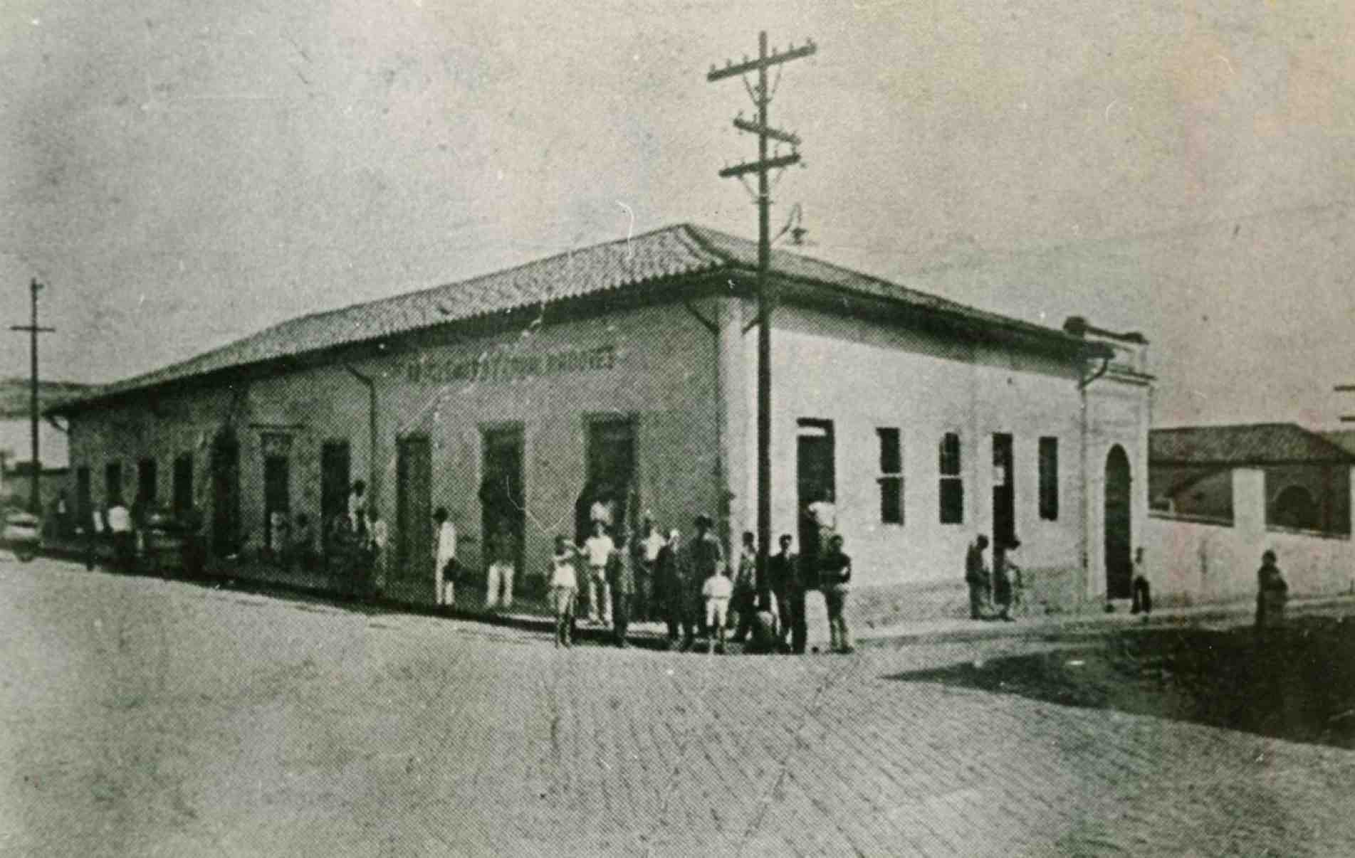 Imagem do antigo mercado, que foi demolido para dar lugar ao prédio atual, inaugurado em 1938.