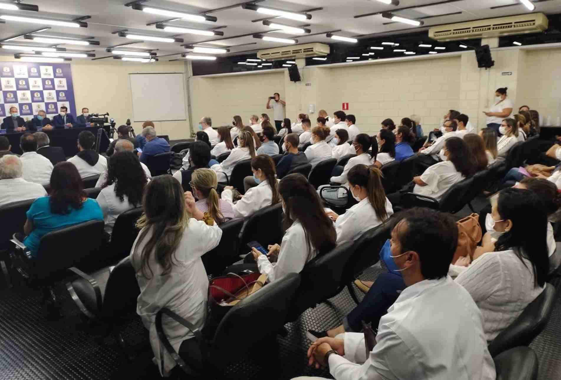 Prefeito Rodrigo Manga homenageou os médicos contratados, ontem (11).
