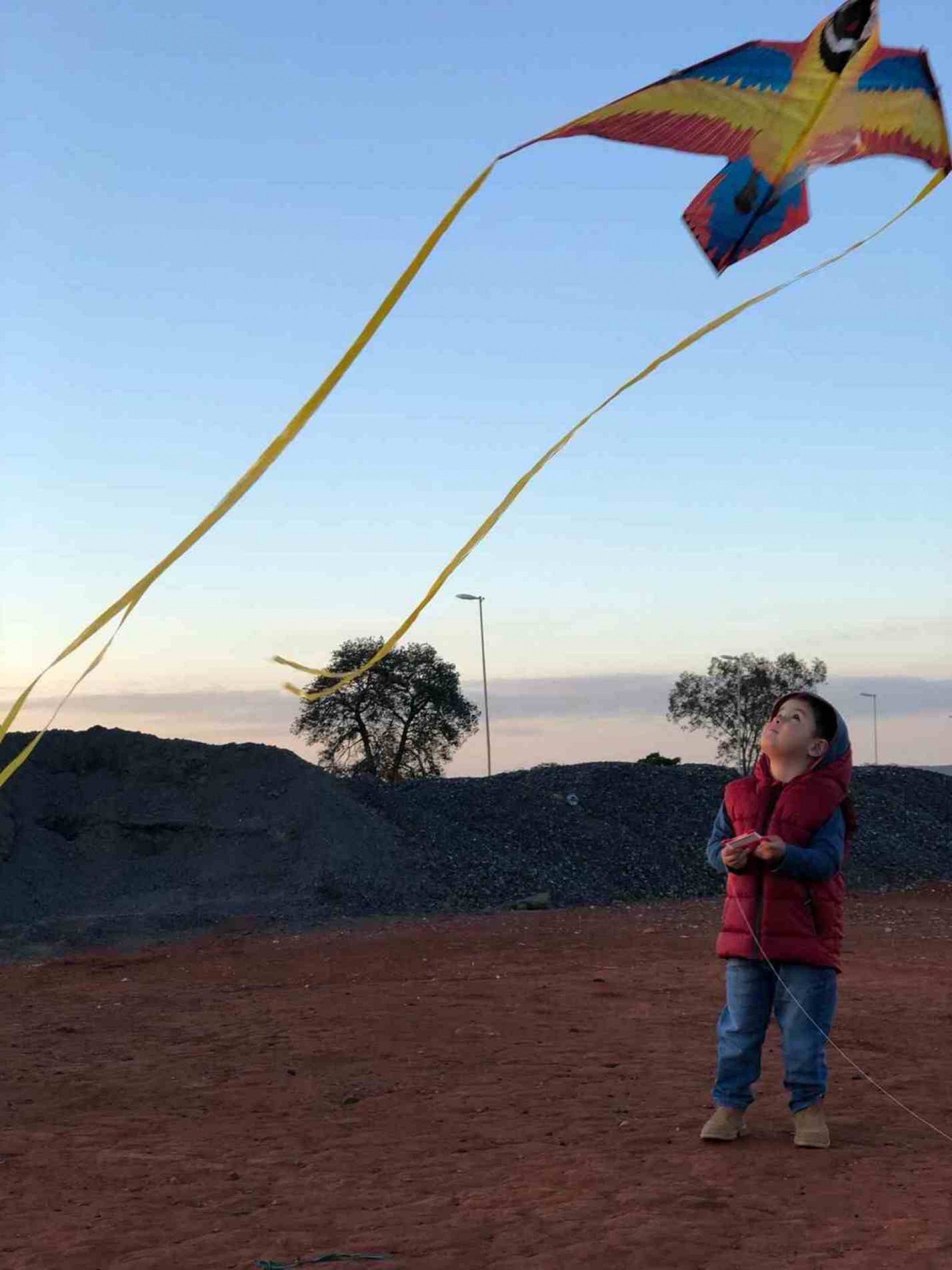 Crianças empinam pipas crianças lançando brinquedos aéreos na