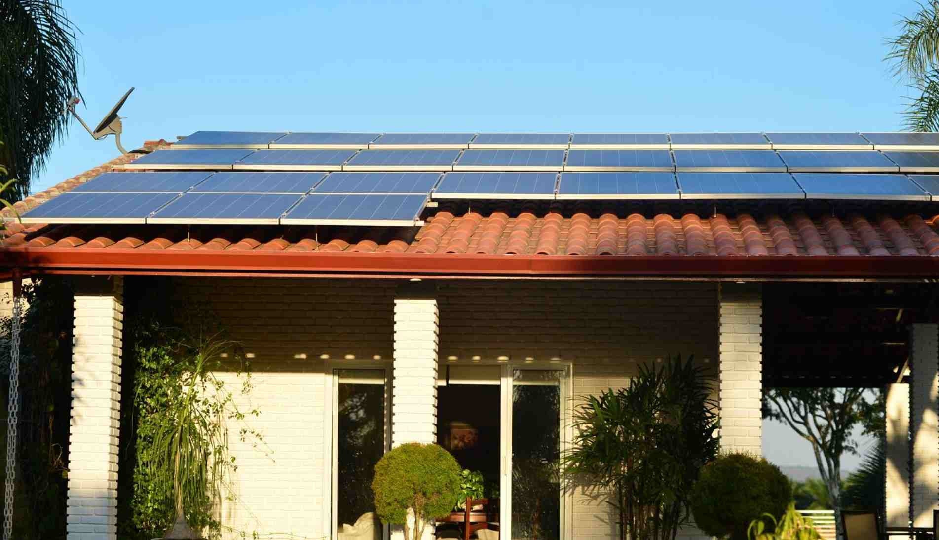 Eletricidade é produzida nas casas com painéis fotovoltaicos.
