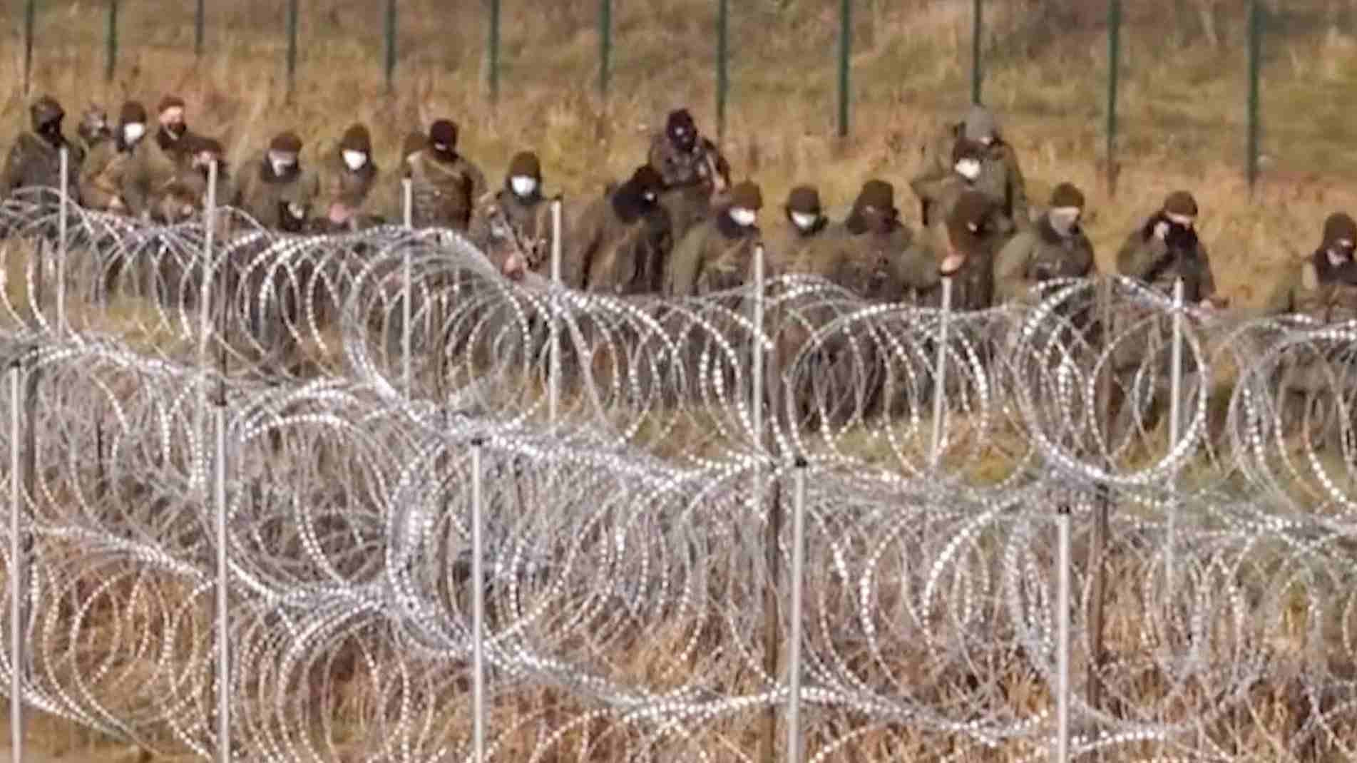 Reprodução de vídeo mostra policiais poloneses na fronteira.