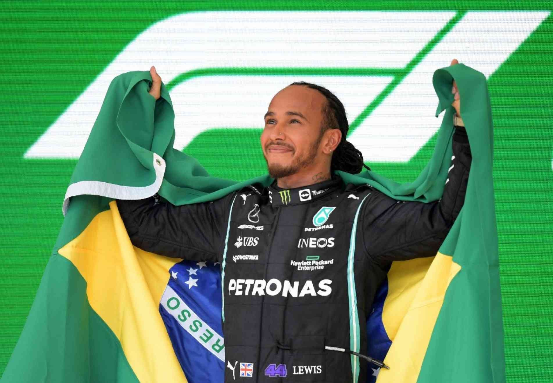 Lewis Hamilton levou a bandeira do Brasil para comemorar a vitória no pódio