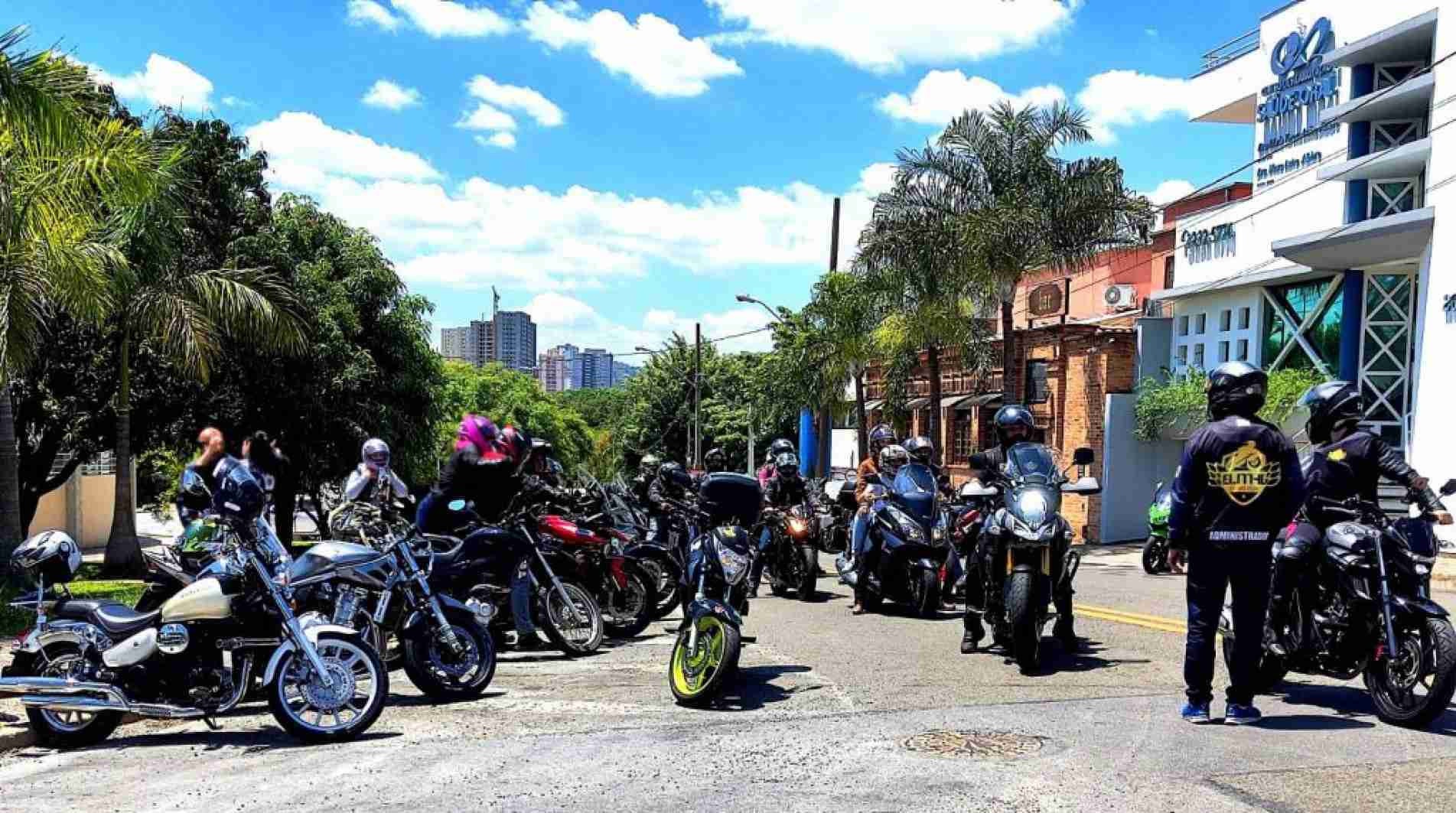 Motociclistas de São Paulo fazem passeio sob duas rodas em Sorocaba