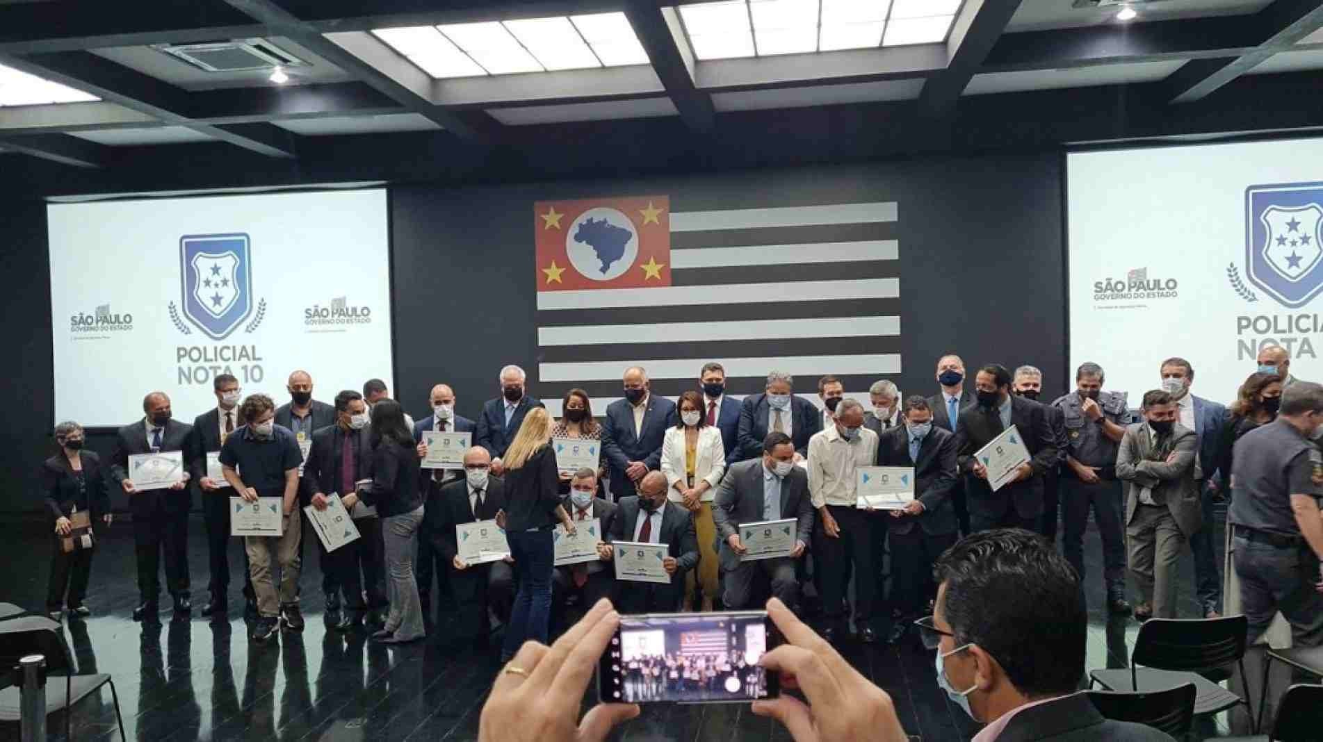 Policiais civis comemoram as homenagens prestadas no Palácio dos Bandeirantes