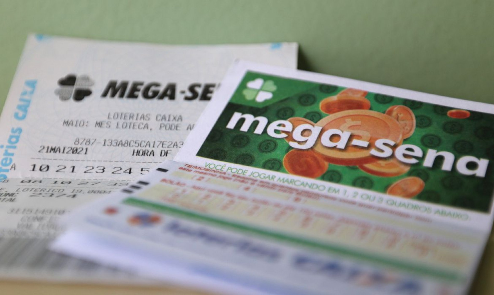 A aposta simples da Mega-Sena, com seis números, custa R$ 4,50 