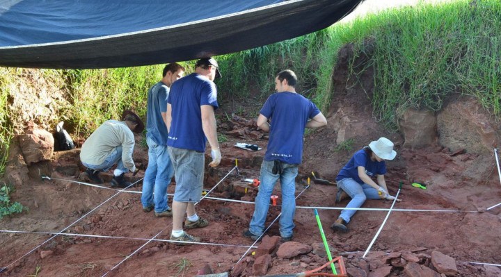 O esqueleto foi encontrado por paleontólogos em uma  estrada rural dm Cruzeiro do Oeste 