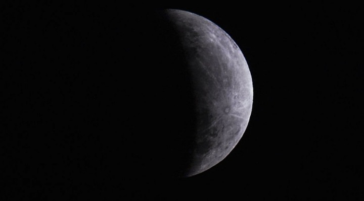 O eclipse parcial da Lua ocorre quando o satélite está no ponto mais afastado da órbita ao redor da Terra   