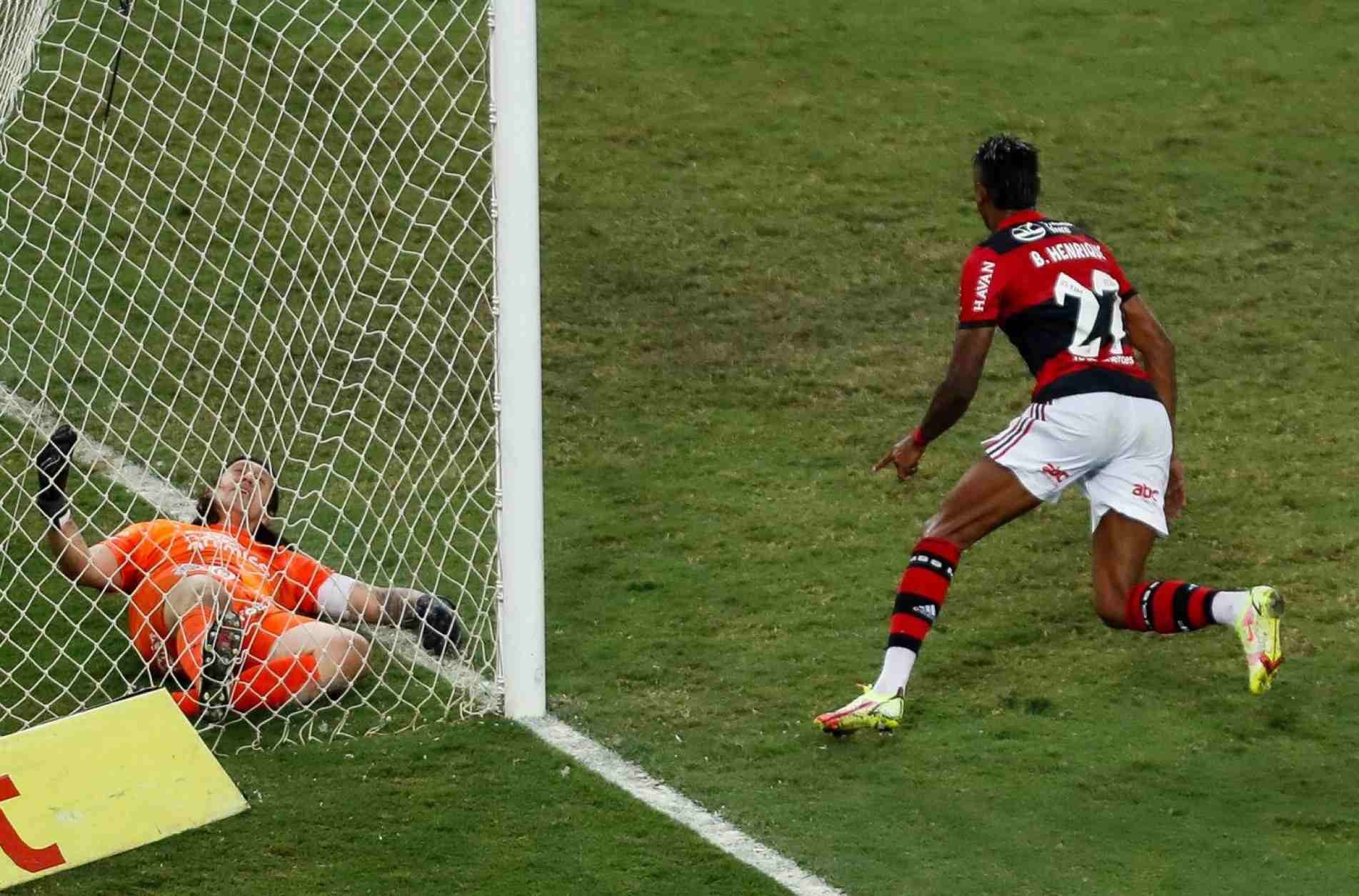 Fla marca com Léo Pereira nos acréscimos e vence Corinthians no Maracanã