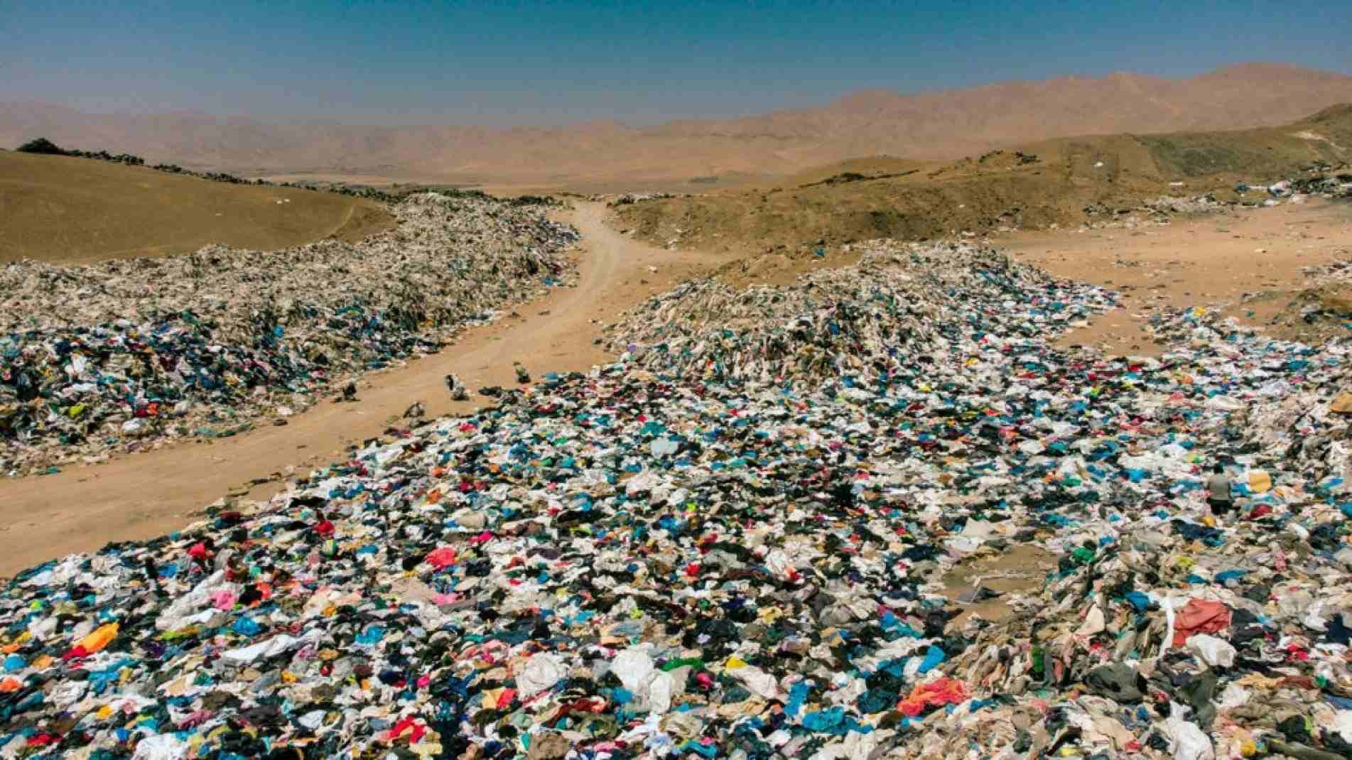 Milhares de peças de roupas descartadas no deserto do Atacama, no Chile