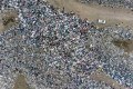 Vista aérea de lixão de roupas em Alto Hospicio, no Chile - Foto: Martin Bernetti/AFP