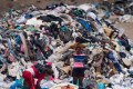 Mulheres procuram roupas em meio a descarte em Alto Hospicio, no deserto do Atacama - Foto: Martin Bernetti/AFP