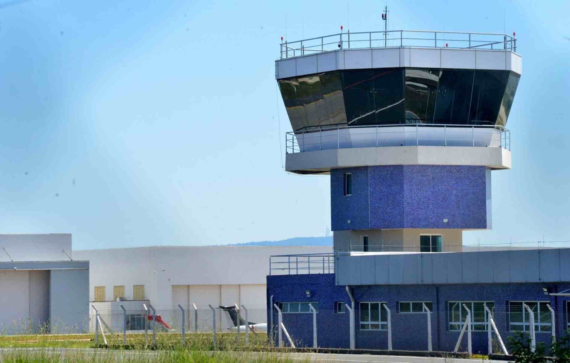 A torre de controle tem por função principal gerenciar o tráfego aéreo nas proximidades de um aeroporto.