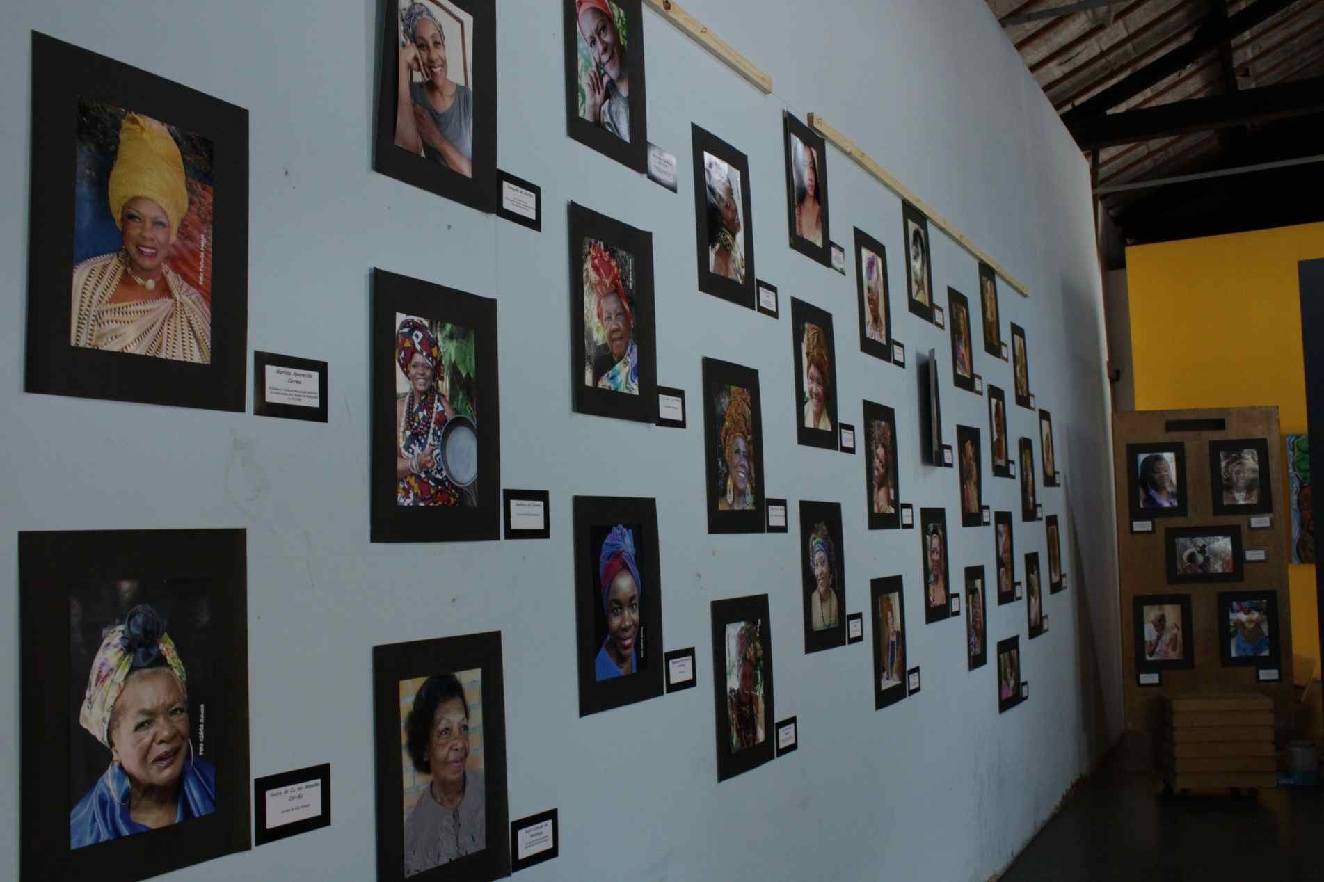 Fotografias de mulheres negras estão expostas no Barracão Cultural.