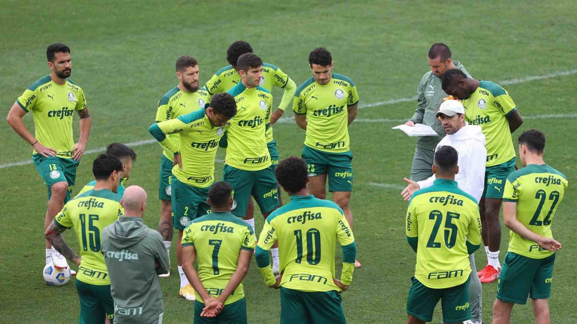 O técnico Abel Ferreira orienta os jogadores no último treino antes da viagem ao Ceará.