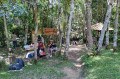 Visitantes em área de piquenique e descanso na trilha de acesso ao rio Taquaral. - DIVULGAÇÃO