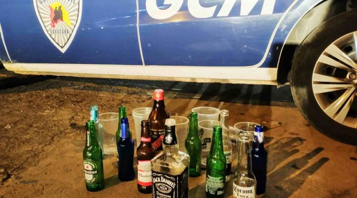 Garrafas de bebidas alcoólicas que estavam espalhadas pela rua e calçadas nas proximidades do local do pancadão foram recolhidas pela GCM 
