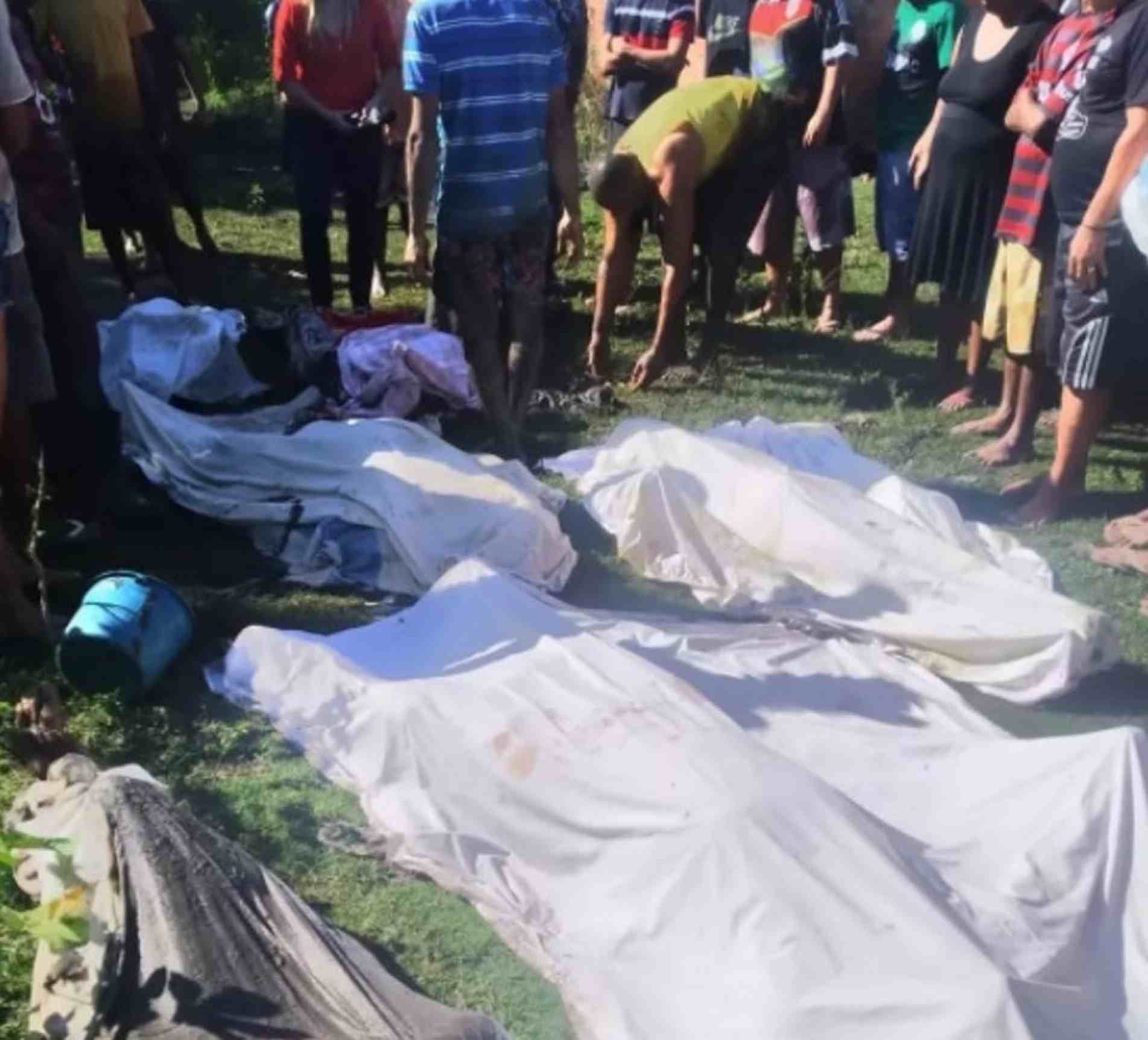 Parentes resgataram os corpos da lama em São Gonçalo.
