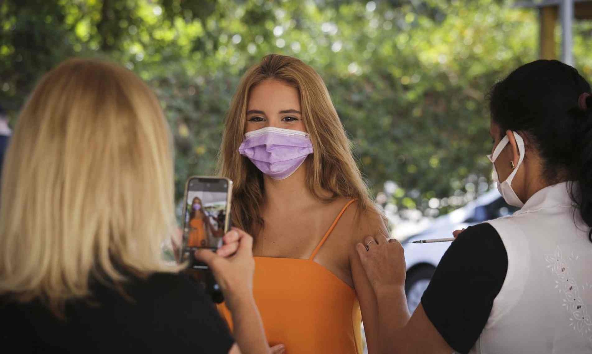 Ação aplica doses de reforço nas pessoas que já tomaram vacina e atende quem não foi imunizado ainda.