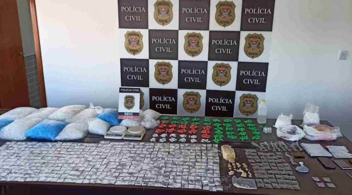 Durante a operação, os policiais apreenderam 1300 porções de drogas diversas objetos usados para o preparo e embalo dos entorpecentes