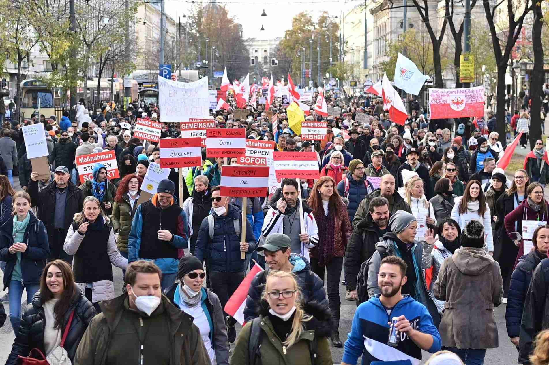 Protesto pelas ruas de Viena aconteceu neste sábado (20)