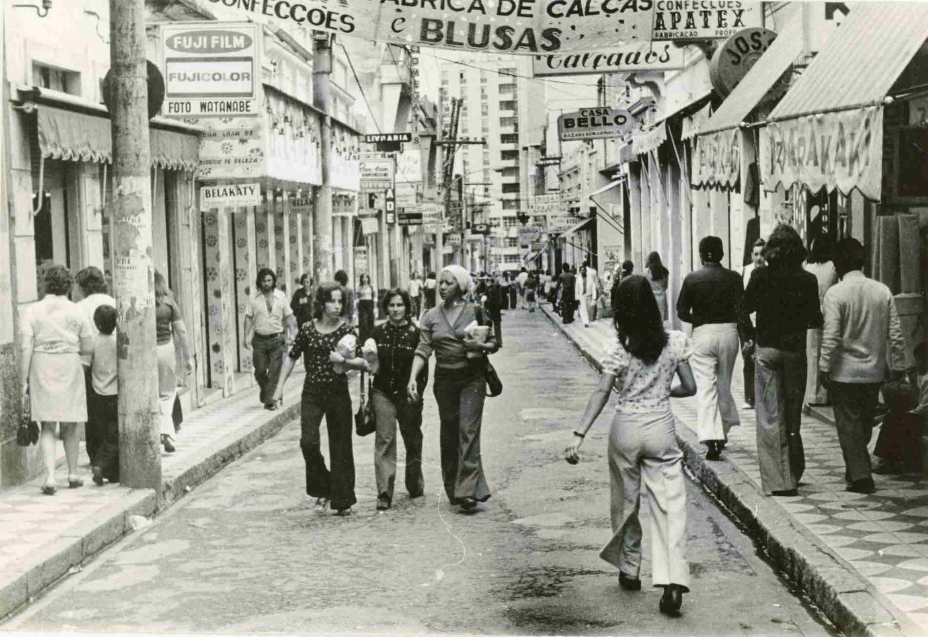 Mulheres andam pela Boulevard Braguinha, em julho de 1975.