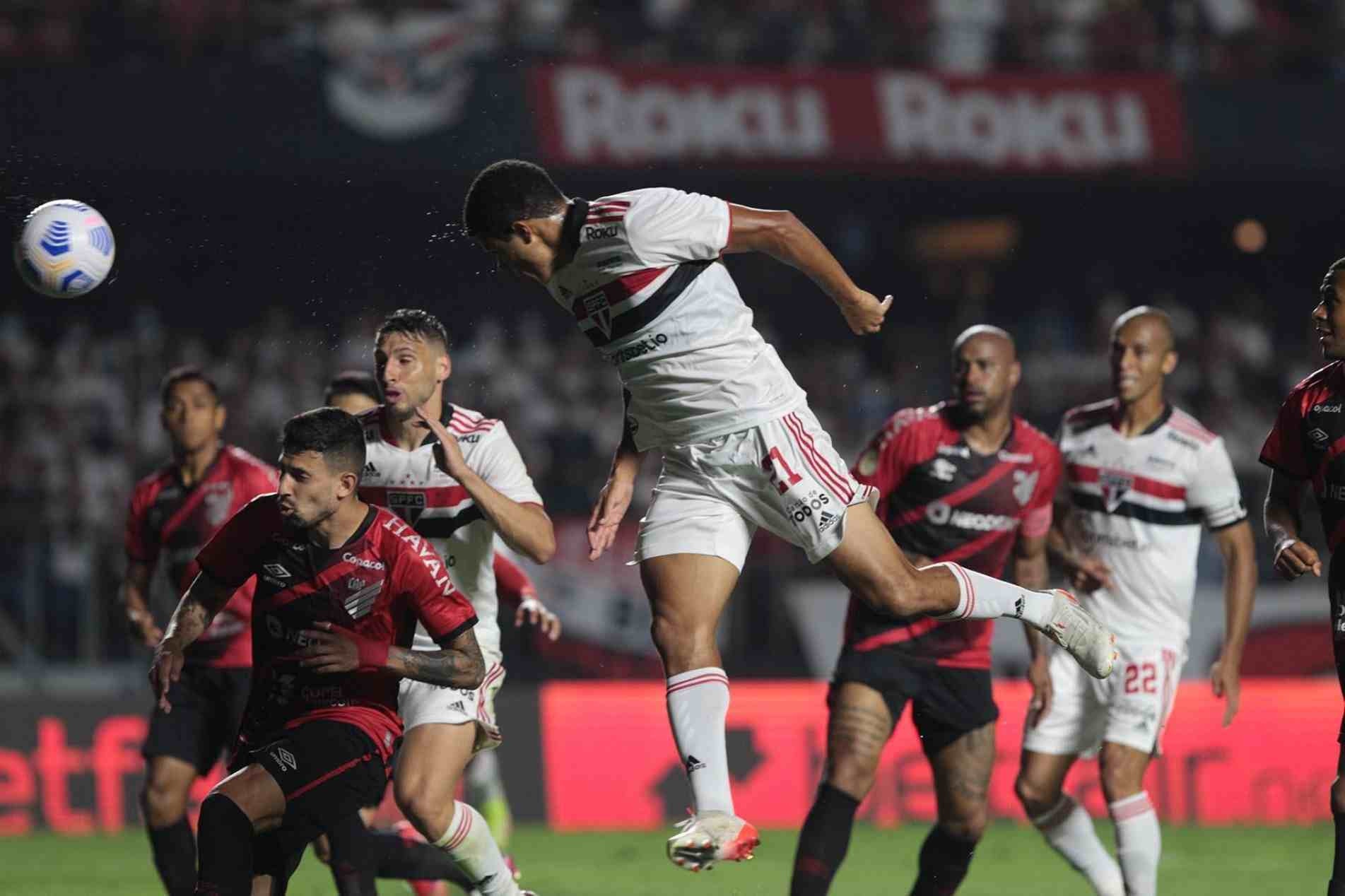 São Paulo não conseguiu furar retranca do Athletico-PR.