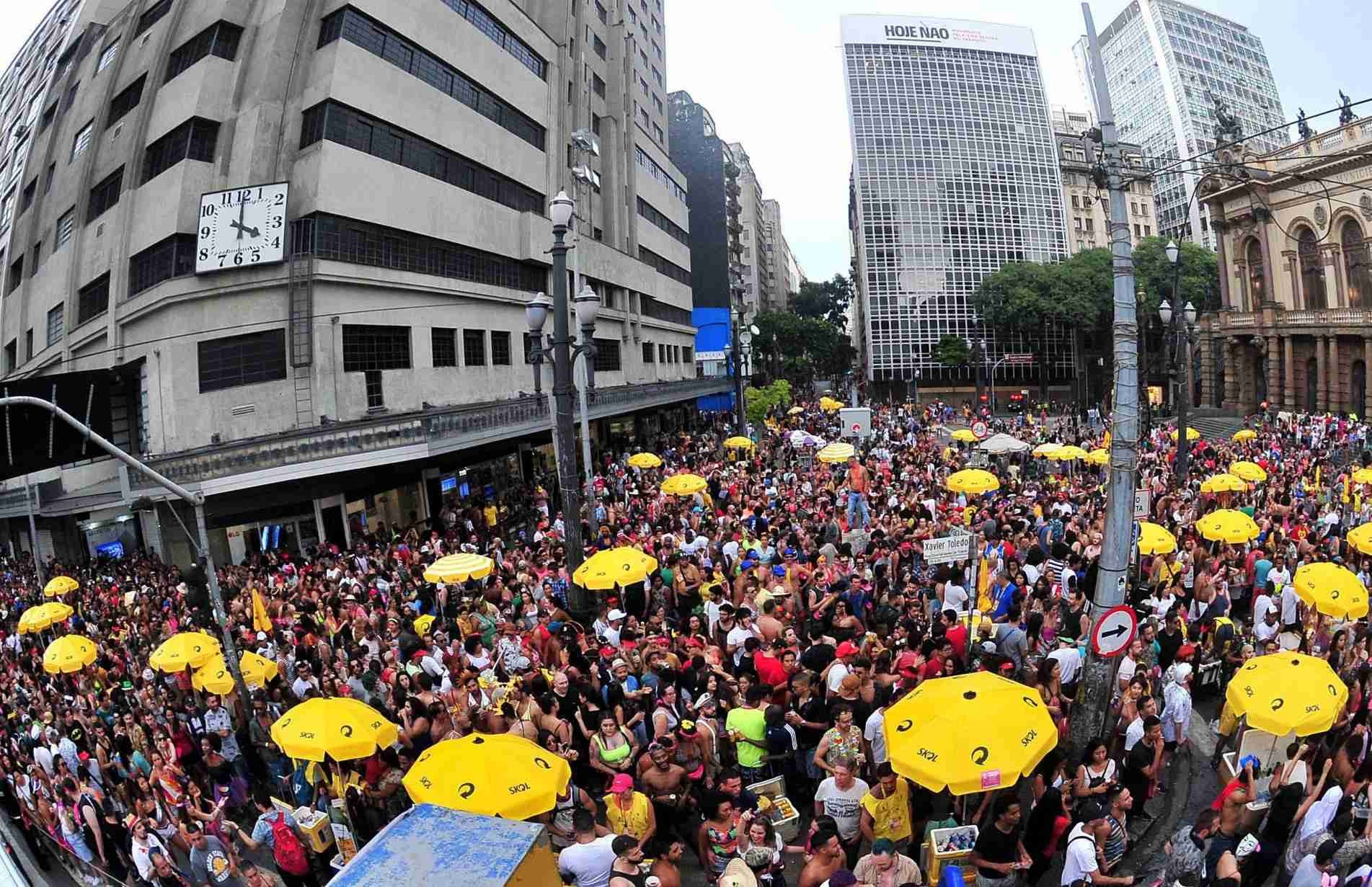 O Carnaval de rua dos paulistanos segue indefinido.