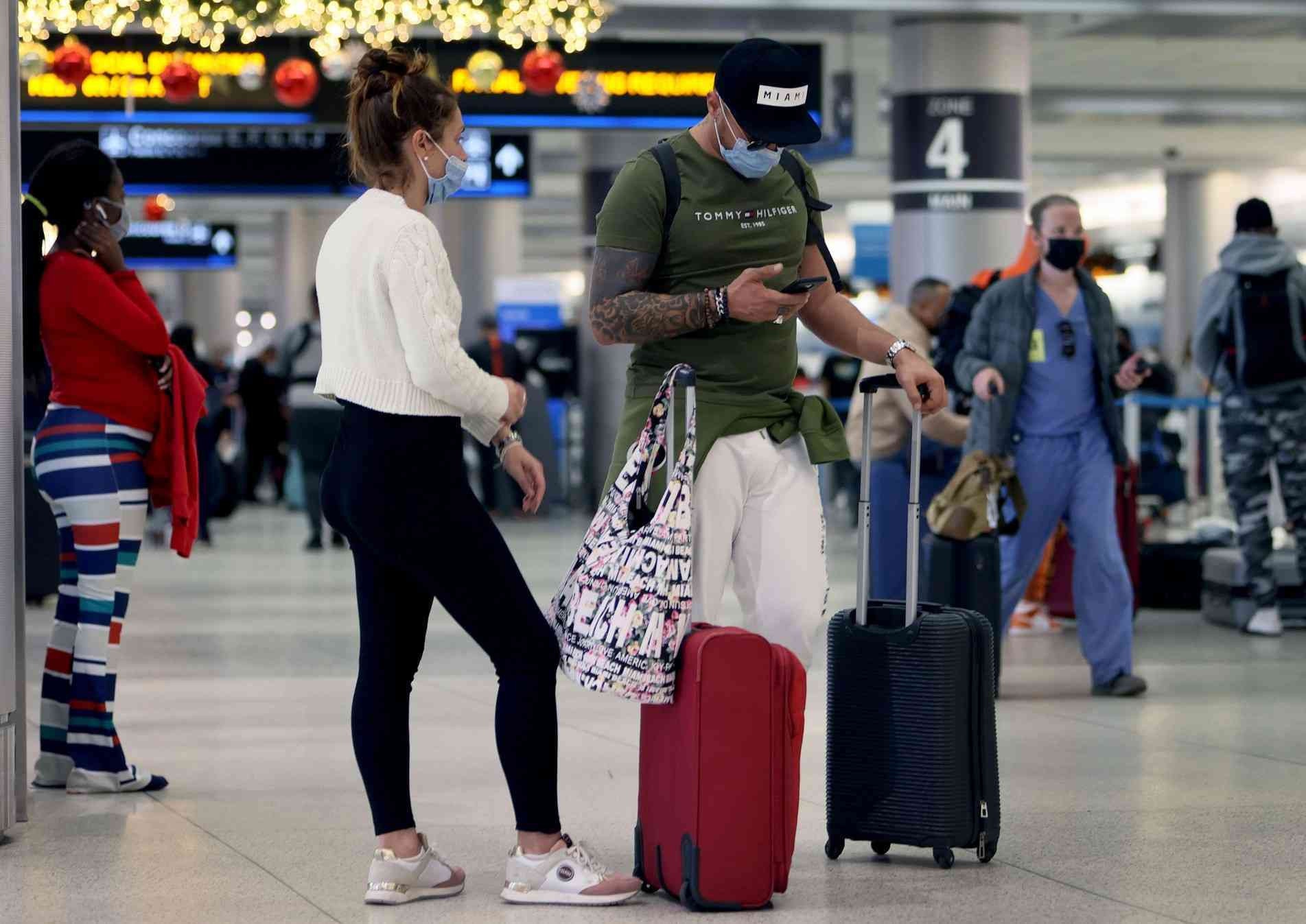Passageiros no Aeroporto Internacional de Miami