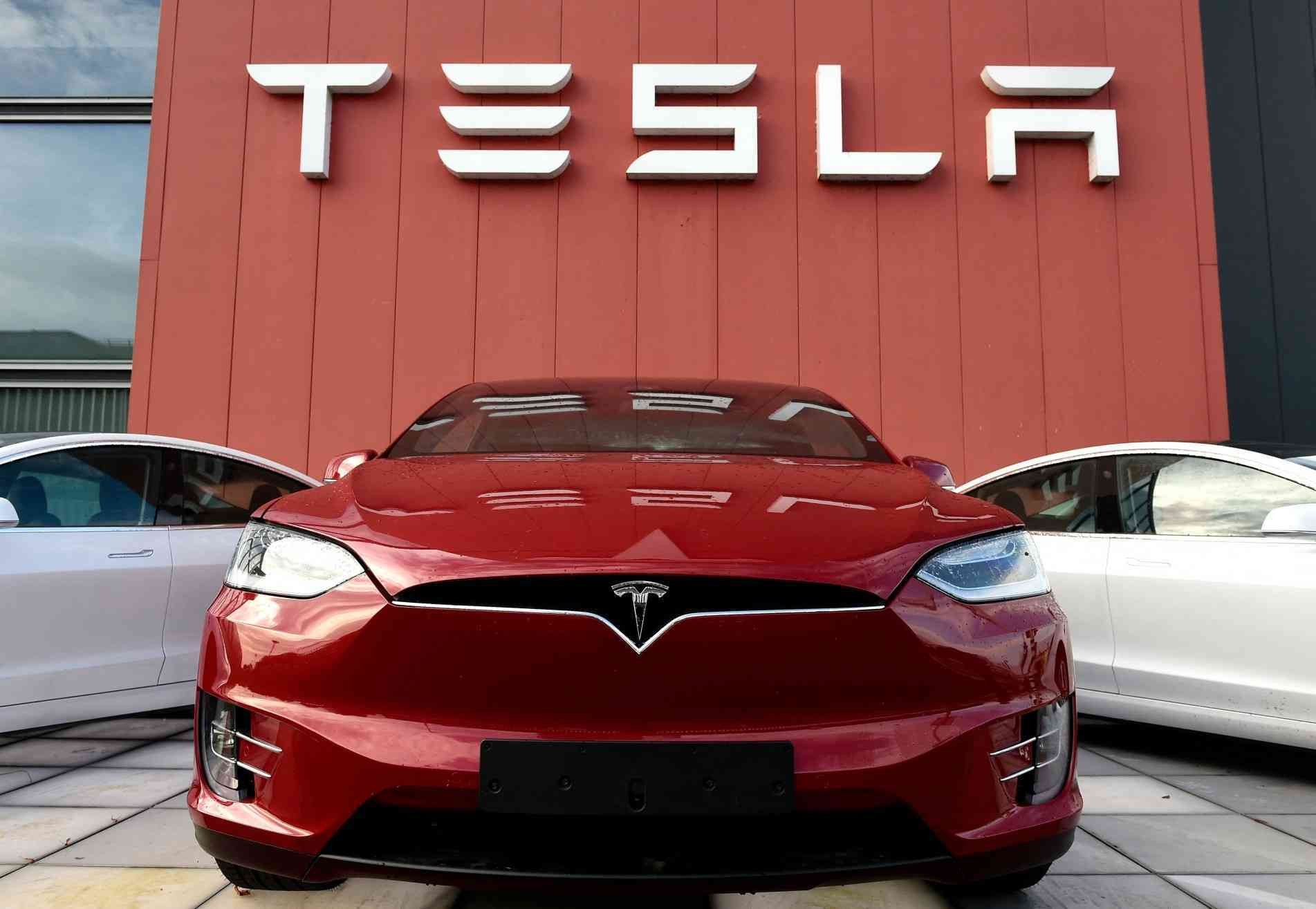O Tesla, já disponível, está no Nível 2,5 de autonomia.