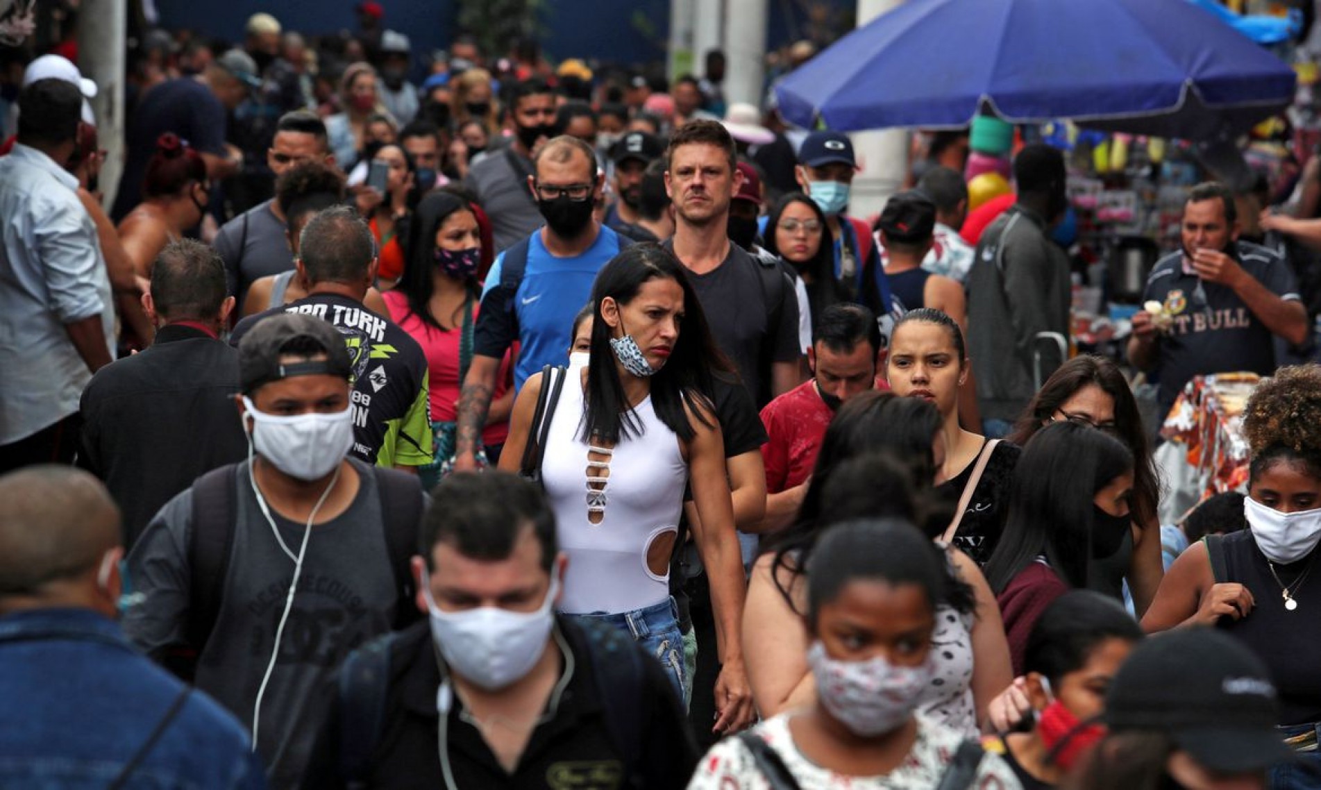 People walk at a popular shopping street amid the coronavirus disease (COVID-19) outbreak in Sao Paulo, Brazil December 17, 2020. REUTERS/Amanda Perobelli