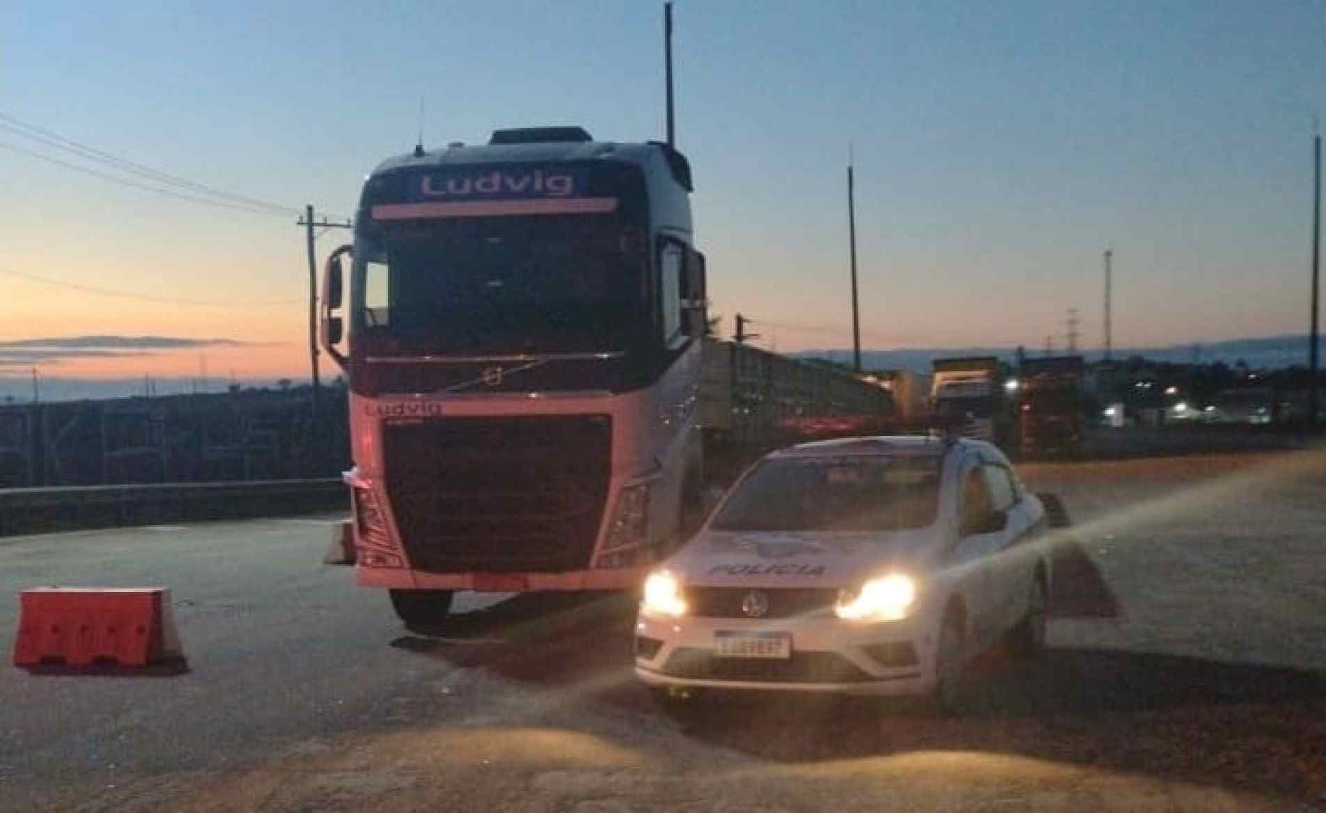 Caminhão foi recuperado na rodovia Deputado Archimedes Lammoglia