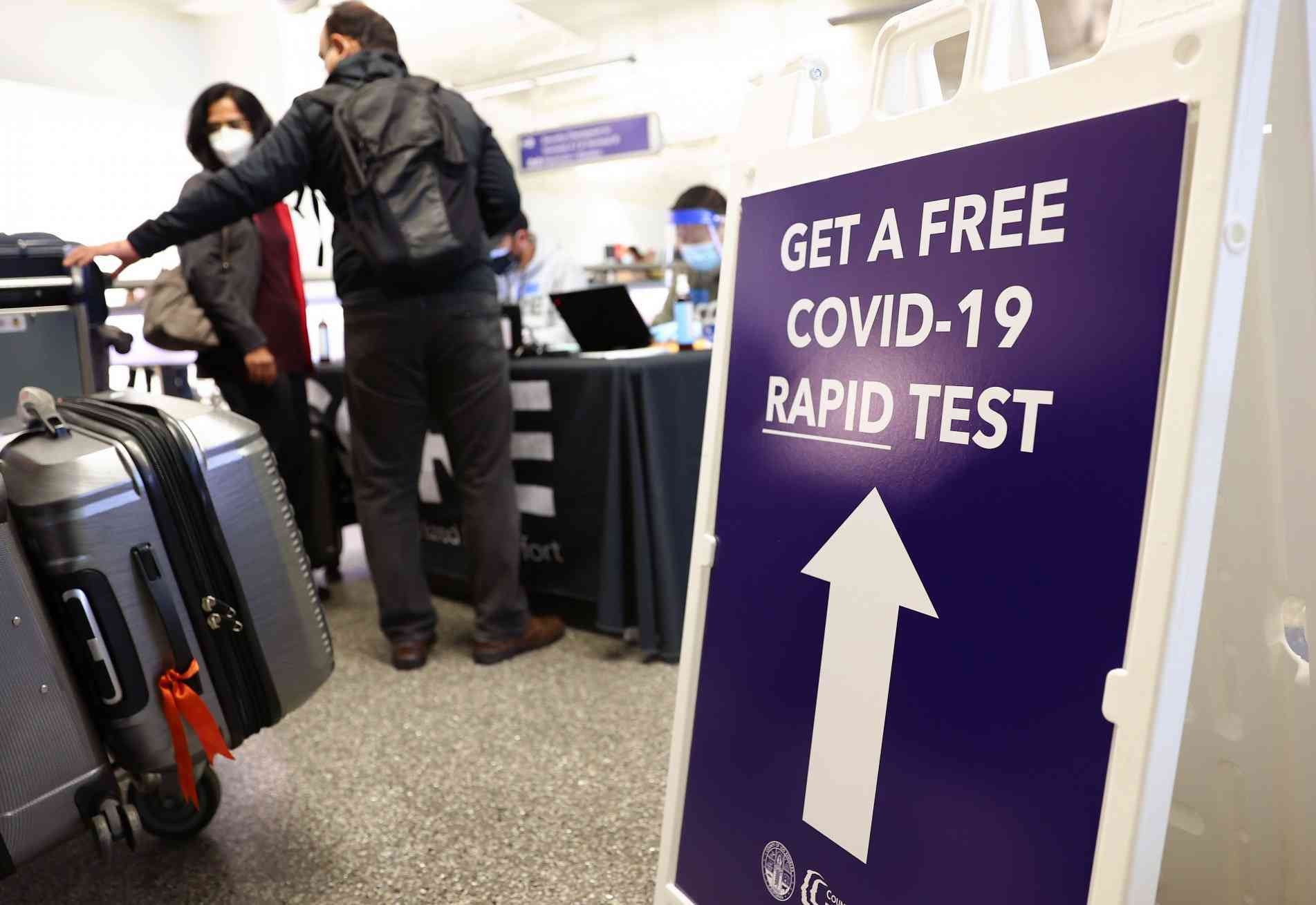 Pessoas que chegam ao aeroporto de Los Angeles, na Califórnia, realizam teste rápido de Covid-19