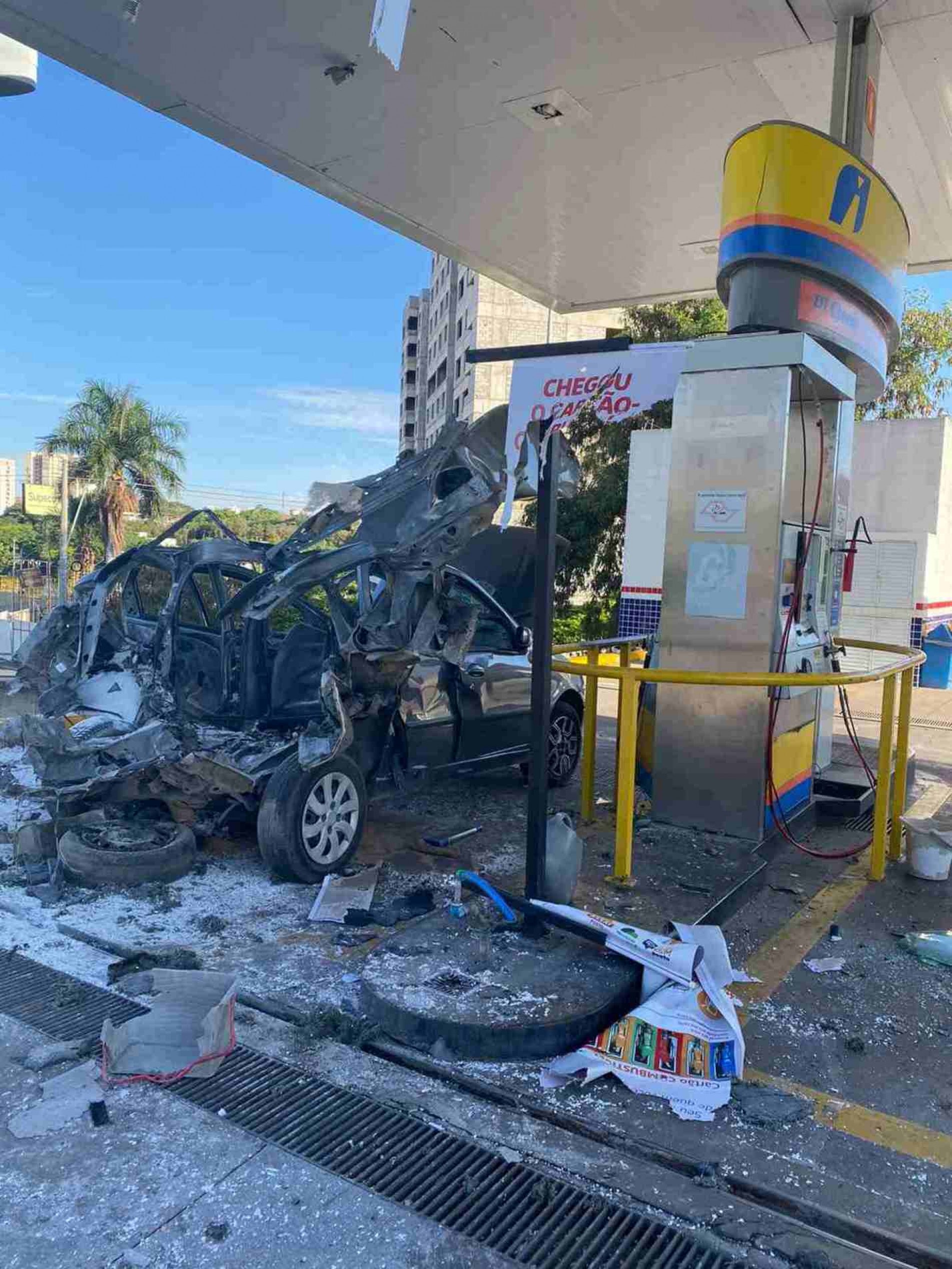Veículo explode em posto de combustíveis na Santa Rosália