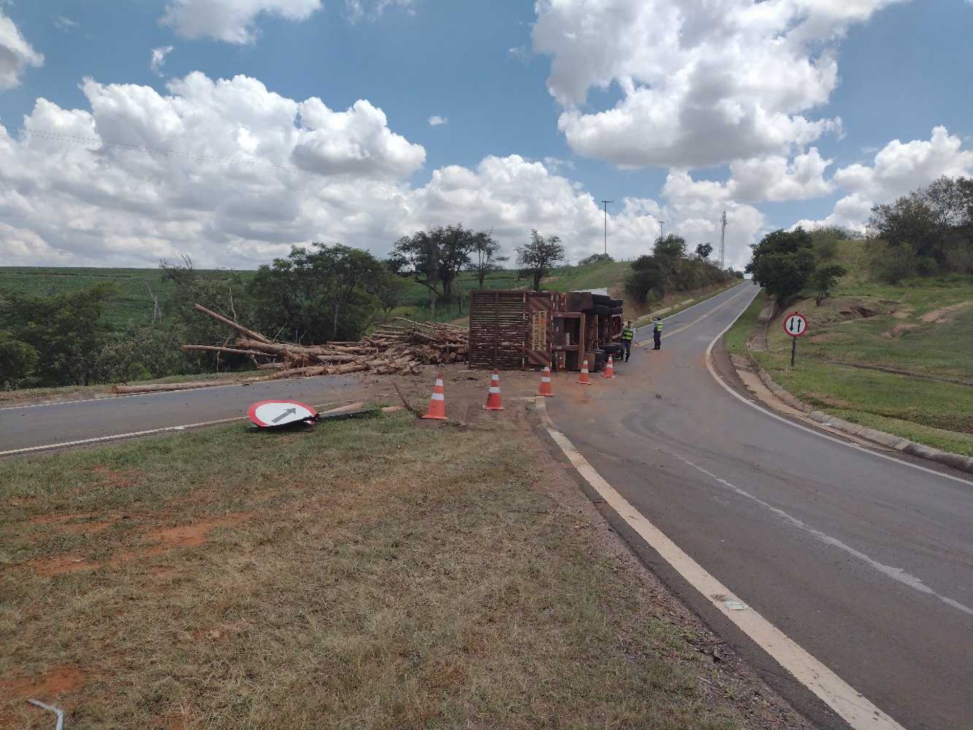 Acidente entre dois caminhões na Castello Branco, próximo ao município de Tatuí.