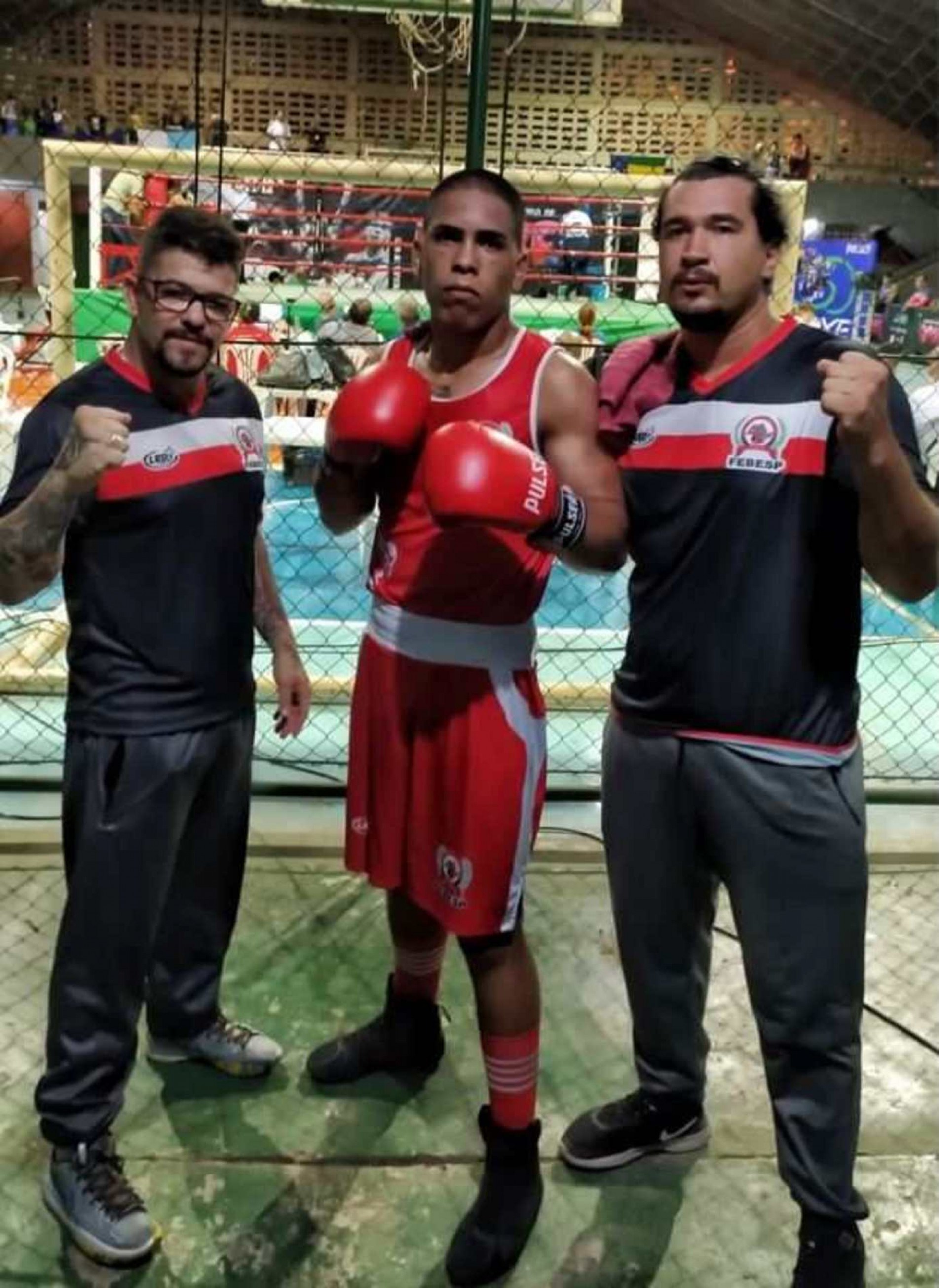 Sorocabano (centro) perdeu nos 81 kg.