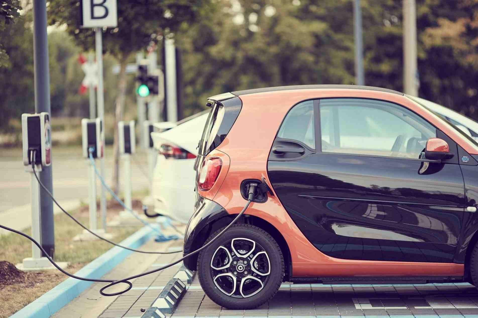 Governos querem acelerar a eletrificação dos carros.