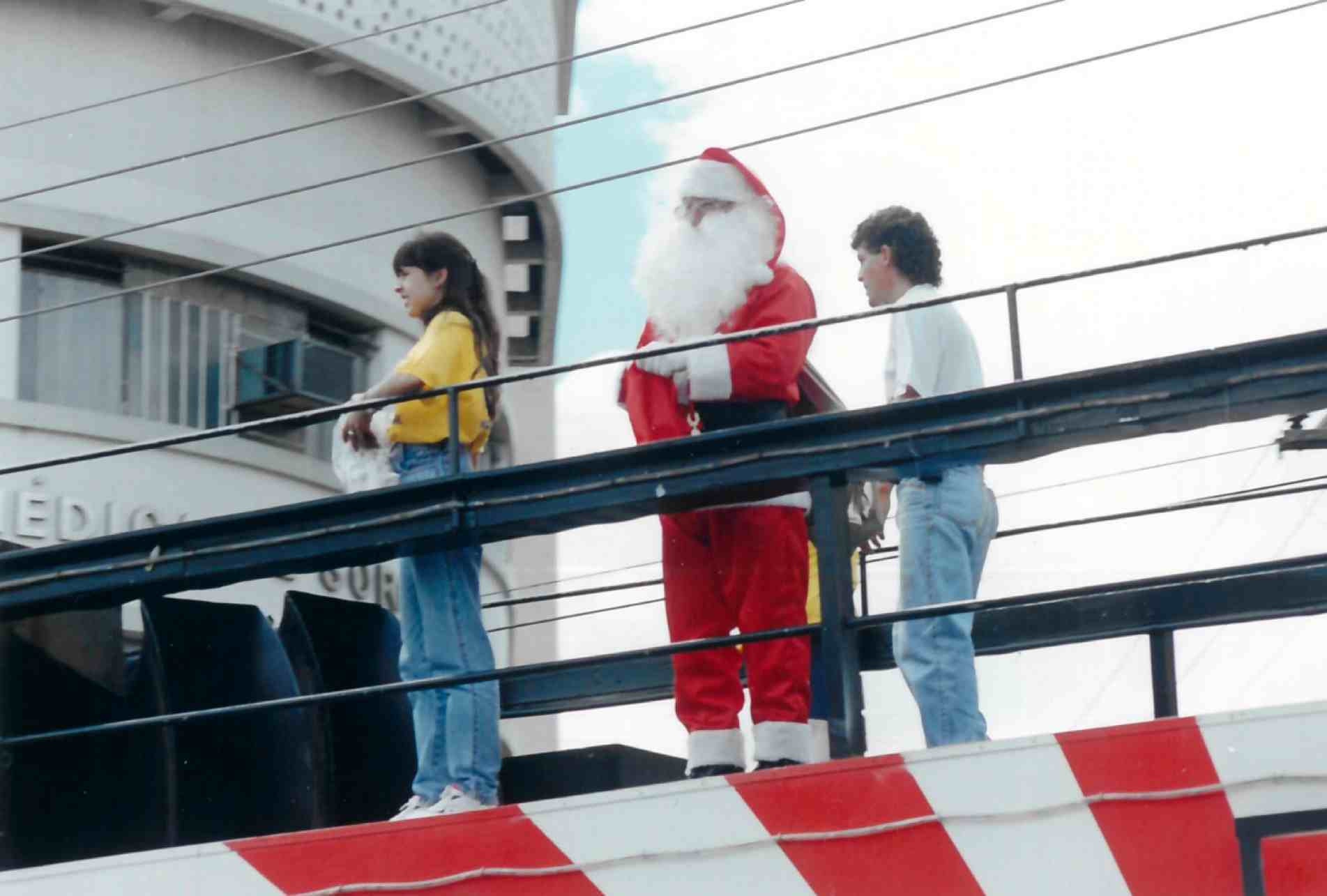 Evento natalino com desfile do bom velhinho promovido por um banco, no Centro de Sorocaba, em 1994.