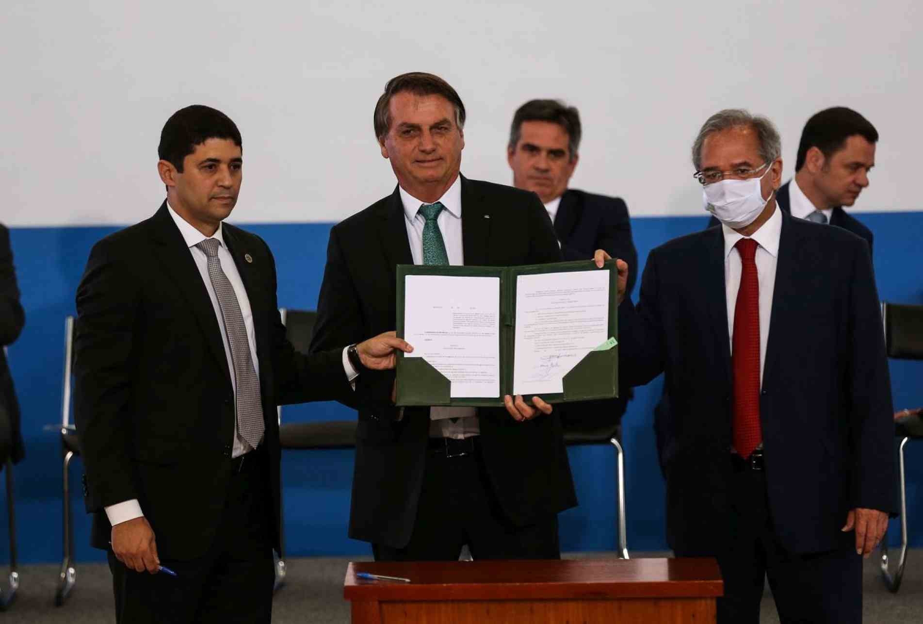 Bolsonaro e  os ministros Wagner Rosário e Paulo Guedes.