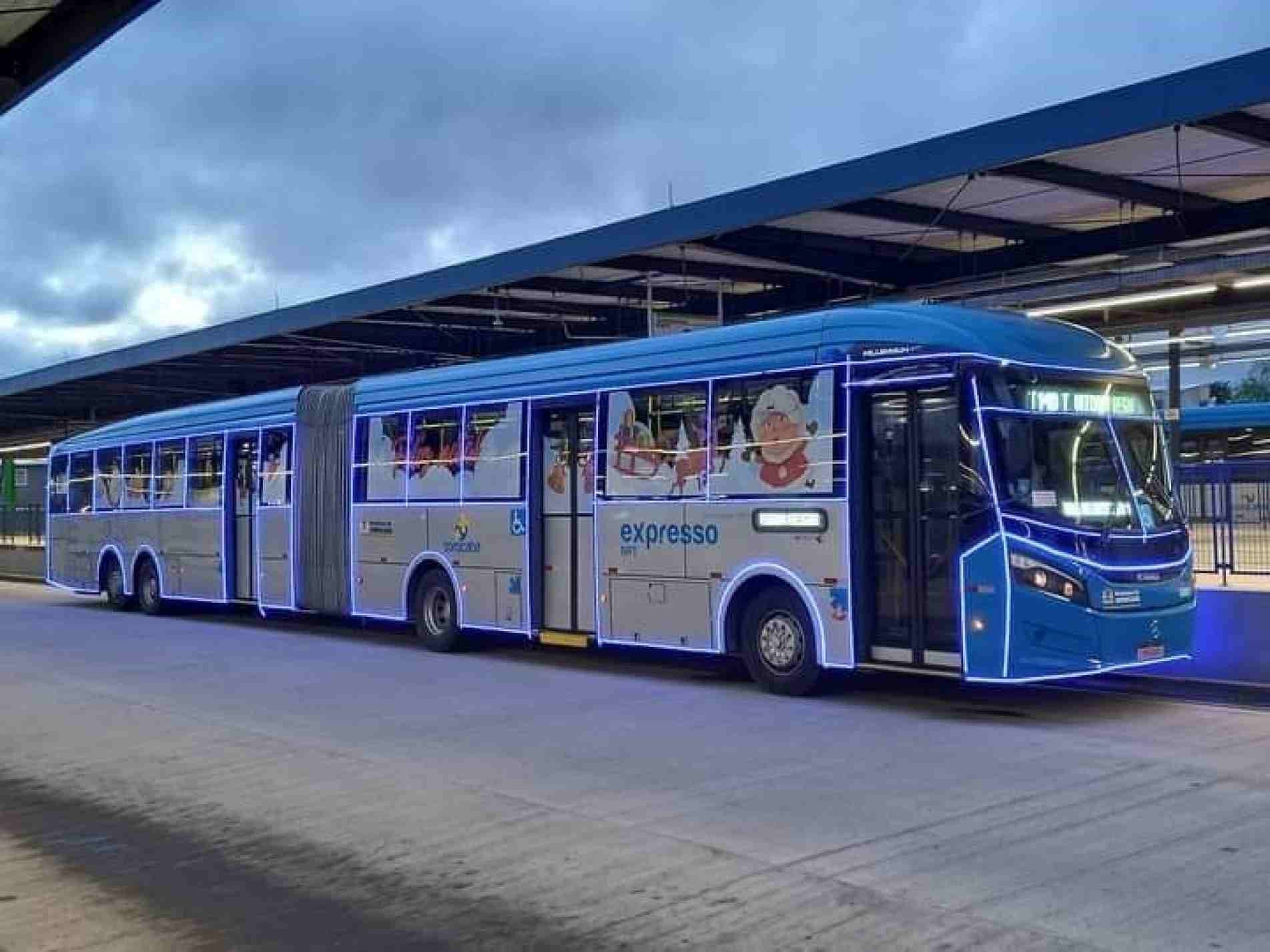 ônibus iluminado traz mensagens natalinas.