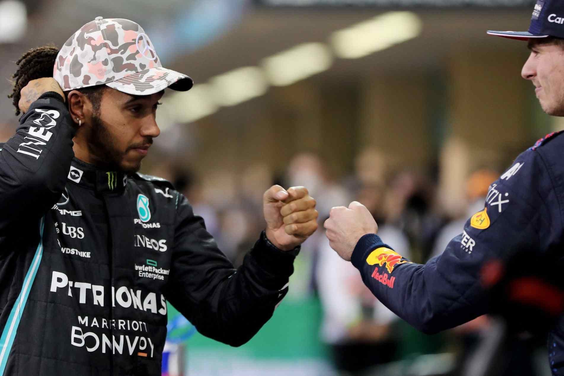 Hamilton e Verstappen se cumprimentam friamente: o holandês surpreendeu na estratégia do treino.