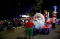 A parada é o ponto alto do Natal da Freguesia, a cargo de renomados carnavalescos. - DIVULGAÇÃO