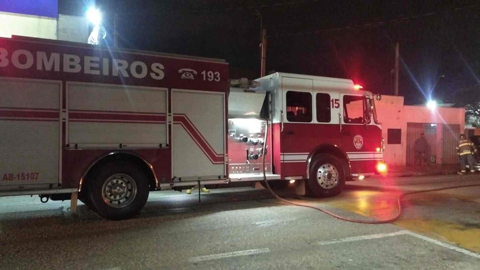 Uma equipe dos bombeiros em um Auto-Bomba conseguiu conter as chamas