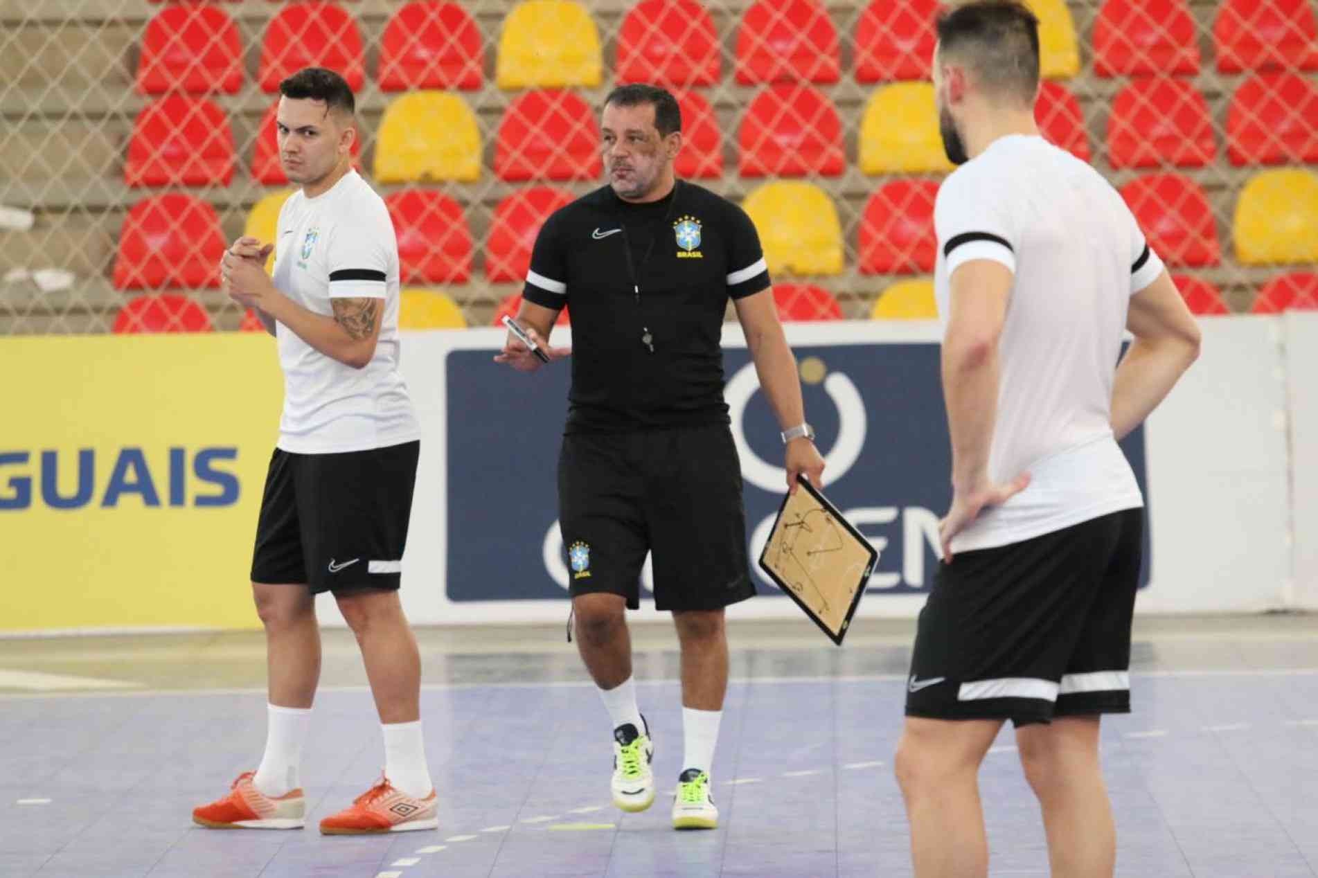 Técnico Marquinhos Xavier prepara time para 2022.
