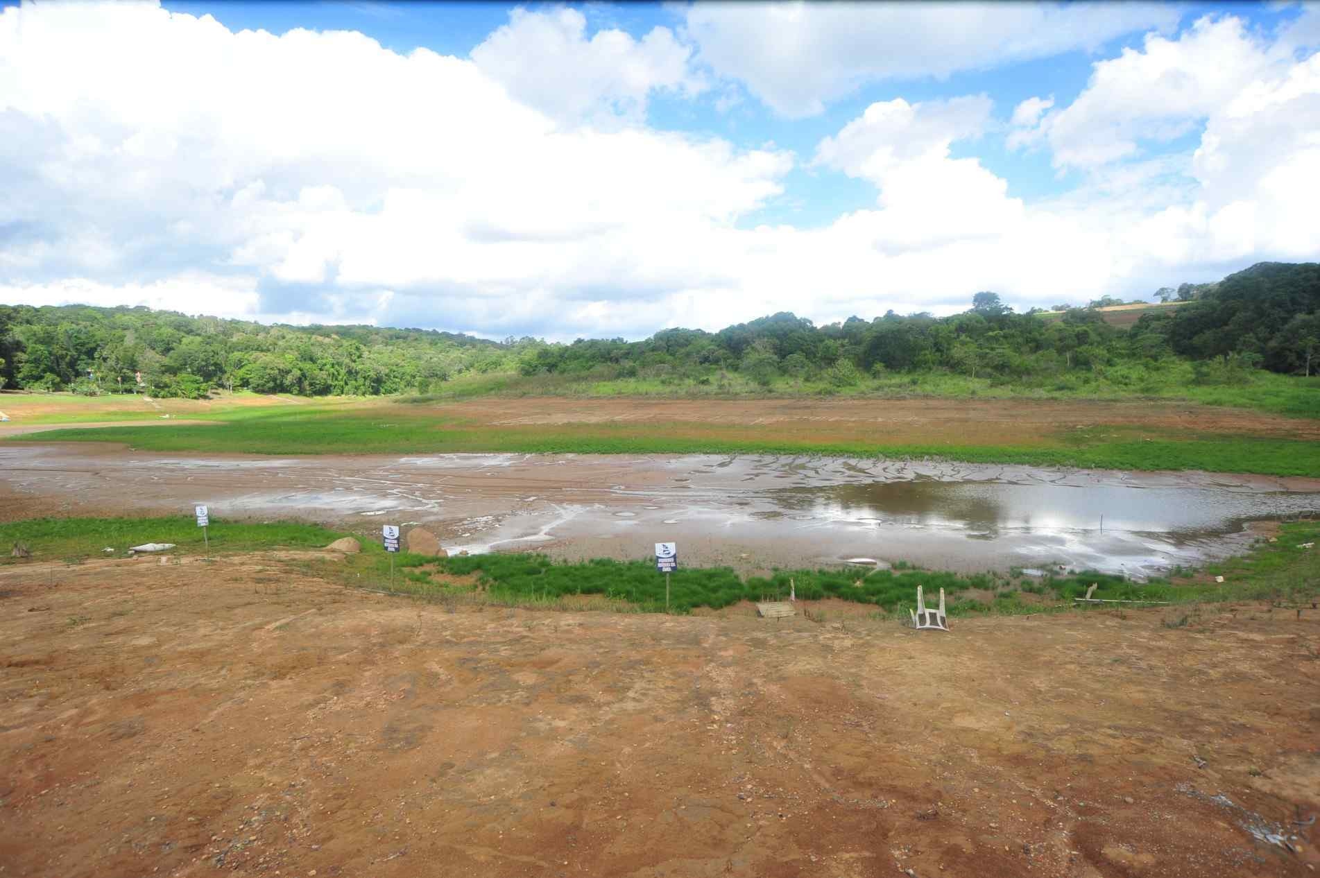 Baixo volume de água na represa também prejudica a agricultura e esportes náuticos.